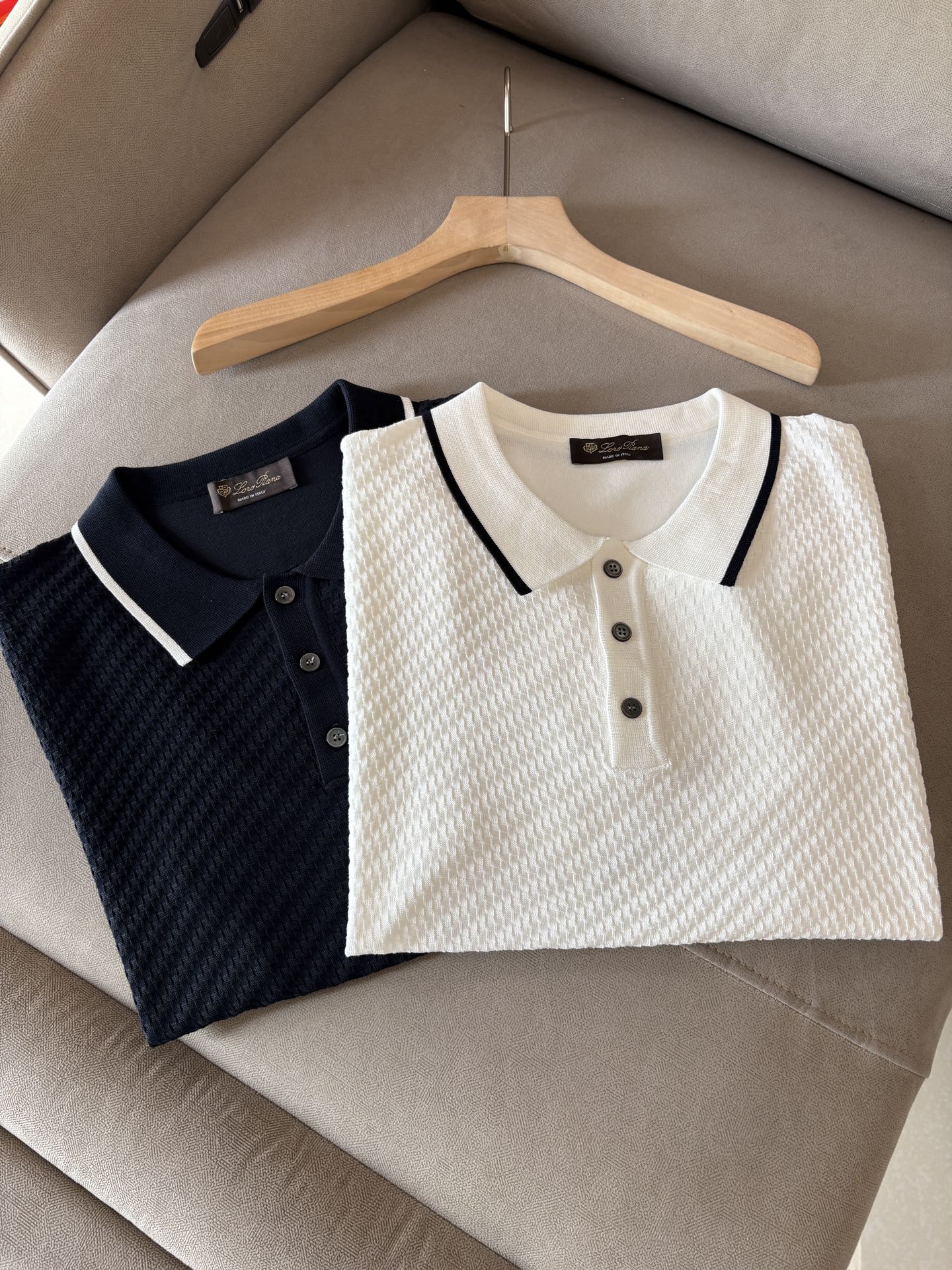 NO:440795,Time-consuming King' diamond jacquard design selects ultra-fine high-quality yarn containing 20% ​​goat 80% mulberry silk lapel short-sleeved men's collection 'Time-consuming King' round neck and elegant craftsmanship, which touches the skin with high-end style. Craftsmanship is ingenious and has a three-dimensional diamond jacquard that takes several months to carve. The architectural aesthetic texture is weaved between warp and weft. The light and shadow penetrate through, and the gestures show low-key luxury. Classic grid lapel short-sleeved design Simple lapel outlines neat lines, short-sleeved tailoring is suitable for multiple scenes - the layered suit during business meetings shows elegance, casual wear reveals gentleman's taste, and the collection style never fades. The ultimate quality testimony of details Precision turning ensures that the seams are flat, the bone position is reinforced and durable without deformation; the neckline threads have been washed and tested, and they are still as crisp as new as they wear for a long time, and every detail is a testimony of 'time-consuming'.  Code number M-3XL001 001, T-shirt, business suit, alexander wang19860909耗时王”菱形提花设计甄选超细优质纱线含20 ％山羊80 ％桑蚕丝翻领短袖男士典藏款「耗时王」圆领奢雅工艺,触肤即高阶. 匠心底蕴菱形镂空提花 耗时数月雕琢的立体菱形提花,经纬间织就建筑美学肌理,光影穿透时显隐交错,举手投足尽展低调奢华. 经典型格翻领短袖设计 简约翻领勾勒利落线条,短袖剪裁适配多场景——商务会晤时叠搭西装显儒雅,休闲时光单穿流露绅士品味,典藏款型永不褪色. 细节至臻品质见证 精密车工确保接缝平整,骨位加固耐穿不变形；领口螺纹经水洗测试,久穿仍挺括如新,每一处细节皆为「耗时」证言. 码数M-3XL001 001,,T-shirt,business suit,alexander wang,Men's clothing