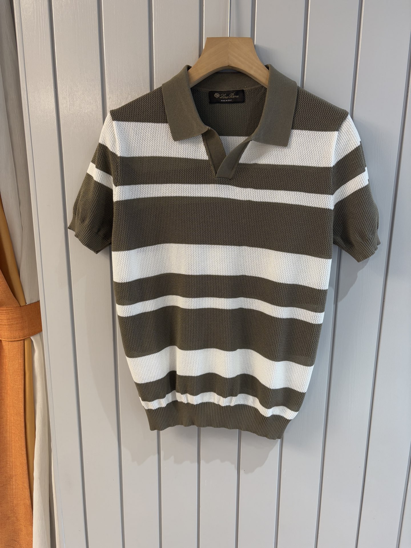 NO:463590,Time-consuming King' diamond jacquard design selects ultra-fine high-quality yarn lapel short-sleeved men's collection style 'Time-consuming King' round neck and elegant craftsmanship, which is high-end when touching the skin. Craftsmanship is ingenious and has a three-dimensional diamond jacquard that takes several months to carve. The architectural aesthetic texture is weaved between warp and weft. The light and shadow penetrate, and the gestures show low-key luxury. Selects ultra-fine high-quality yarn, the soft and glutinous cashmere of Inner Mongolia white velvet cashmere is soft and skin-friendly; light as nothing, but luxurious, and close-fitting, wearing it close to the body is like a cloud caress. Classic lattice lapel short-sleeved design Simple lapel outlines neat lines, short-sleeved cut is suitable for multiple scenes - layered suits during business meetings show elegance, casual wear reveals gentleman's taste, and the collection style never fades. The ultimate quality of details is verified  Precision turning workers ensure that the seams are flat and the bone position is reinforced and not deformed. The neckline threads have been washed and tested, and they are still as crisp as new as they are worn for a long time. Every detail is a testimony of 'time-consuming'. Code number M-3XL 001,,T-shirt,business suit,alexander wang19860909耗时王”菱形提花设计甄选超细优质纱线翻领短袖男士典藏款「耗时王」圆领奢雅工艺,触肤即高阶. 匠心底蕴菱形镂空提花 耗时数月雕琢的立体菱形提花,经纬间织就建筑美学肌理,光影穿透时显隐交错,举手投足尽展低调奢华 甄选超细优质纱线,内蒙古白绒山羊绒的软糯亲肤；轻若无物却奢感天成,贴身穿着如云端轻抚. 经典型格翻领短袖设计 简约翻领勾勒利落线条,短袖剪裁适配多场景——商务会晤时叠搭西装显儒雅,休闲时光单穿流露绅士品味,典藏款型永不褪色. 细节至臻品质见证 精密车工确保接缝平整,骨位加固耐穿不变形；领口螺纹经水洗测试,久穿仍挺括如新,每一处细节皆为「耗时」证言. 码数M-3XL 001,,T-shirt,business suit,alexander wang,Men's clothing