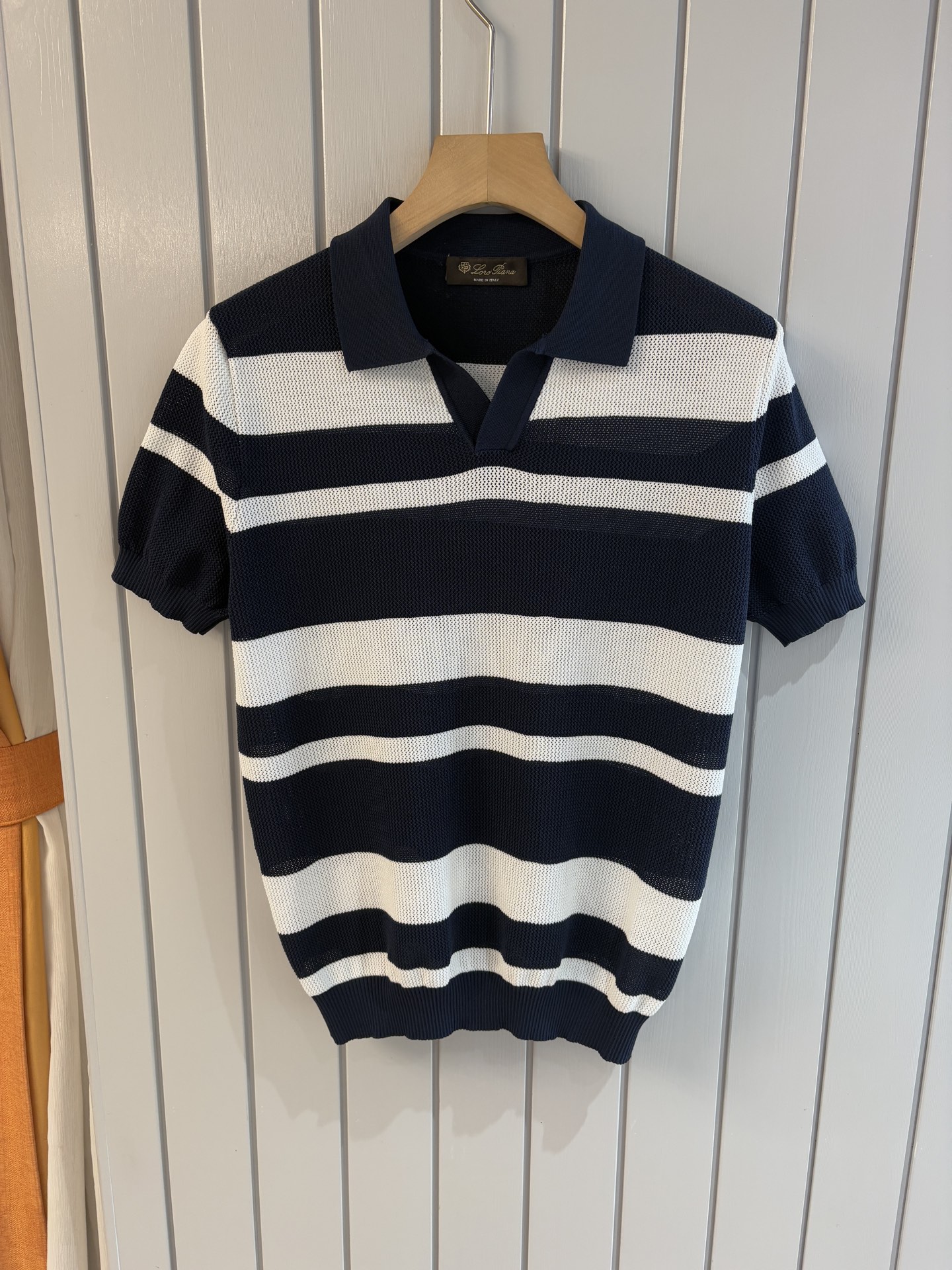 NO:463596,Time-consuming King' diamond jacquard design selects ultra-fine high-quality yarn lapel short-sleeved men's collection style 'Time-consuming King' round neck and elegant craftsmanship, which is high-end when touching the skin. Craftsmanship is ingenious and has a three-dimensional diamond jacquard that takes several months to carve. The architectural aesthetic texture is weaved between warp and weft. When light and shadow penetrate, it shows low-key luxury. Selects ultra-fine high-quality yarn, the soft and glutinous yarn of Inner Mongolia white velvet cashmere is soft and skin-friendly, light as nothing but luxurious, and it feels natural to wear it close to the body. Classic lapel short-sleeved design Simple lapel outlines neat lines, short-sleeved cut is suitable for multiple scenes - layered suits during business meetings show elegance, casual wear reveals gentleman's taste, and the collection style never fades. The ultimate quality of details is verified  Precision turning workers ensure that the seams are flat and the bone position is reinforced and not deformed. The neckline threads have been washed and tested, and they are still as crisp as new as they are worn for a long time. Every detail is a testimony of 'time-consuming'. Code number M-3XL 001,,T-shirt,business suit,alexander wang19860909耗时王”菱形提花设计甄选超细优质纱线翻领短袖男士典藏款「耗时王」圆领奢雅工艺,触肤即高阶. 匠心底蕴菱形镂空提花 耗时数月雕琢的立体菱形提花,经纬间织就建筑美学肌理,光影穿透时显隐交错,举手投足尽展低调奢华. 甄选超细优质纱线,内蒙古白绒山羊绒的软糯亲肤,轻若无物却奢感天成,贴身穿着如云端轻抚. 经典型格翻领短袖设计 简约翻领勾勒利落线条,短袖剪裁适配多场景——商务会晤时叠搭西装显儒雅,休闲时光单穿流露绅士品味,典藏款型永不褪色. 细节至臻品质见证 精密车工确保接缝平整,骨位加固耐穿不变形；领口螺纹经水洗测试,久穿仍挺括如新,每一处细节皆为「耗时」证言. 码数M-3XL 001,,T-shirt,business suit,alexander wang,Men's clothing