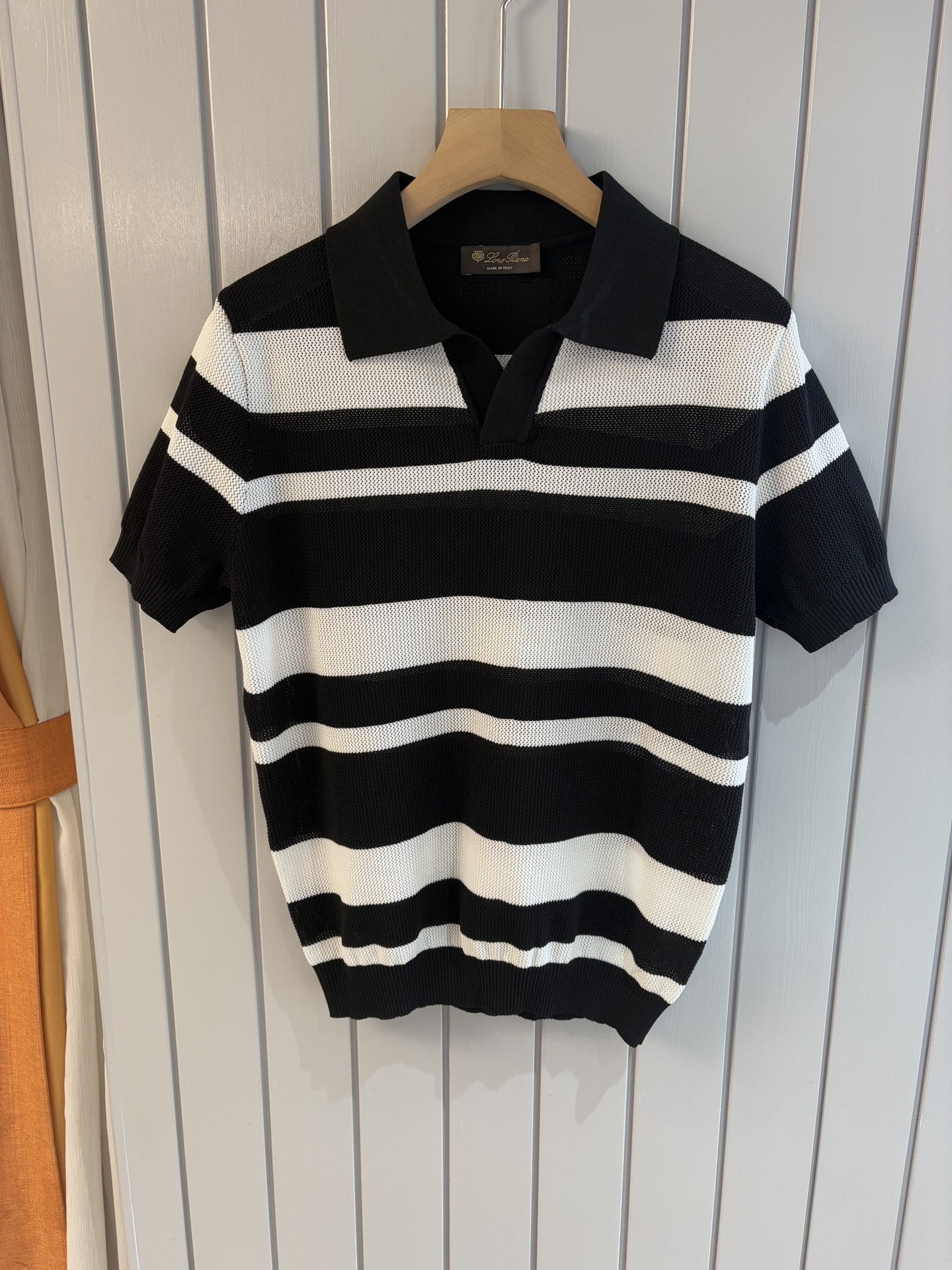 NO:463605,Time-consuming King' diamond jacquard design selects ultra-fine high-quality yarn lapel short-sleeved men's collection style 'Time-consuming King' round neck and elegant craftsmanship, which is high-end when touching the skin. Craftsmanship is ingenious and has a three-dimensional diamond jacquard that takes several months to carve. The architectural aesthetic texture is weaved between warp and weft. When light and shadow penetrate, it shows low-key luxury. Selects ultra-fine high-quality yarn, the soft and glutinous yarn of Inner Mongolia white velvet cashmere is soft and skin-friendly, light as nothing but luxurious, and it feels natural to wear it close to the body. Classic lapel short-sleeved design Simple lapel outlines neat lines, short-sleeved cut is suitable for multiple scenes - layered suits during business meetings show elegance, casual wear reveals gentleman's taste, and the collection style never fades. The ultimate quality of details is verified  Precision turning workers ensure that the seams are flat and the bone position is reinforced and not deformed. The neckline threads have been washed and tested, and they are still as crisp as new as they are worn for a long time. Every detail is a testimony of 'time-consuming'. Code number M-3XL 001,,T-shirt,business suit,alexander wang19860909耗时王”菱形提花设计甄选超细优质纱线翻领短袖男士典藏款「耗时王」圆领奢雅工艺,触肤即高阶. 匠心底蕴菱形镂空提花 耗时数月雕琢的立体菱形提花,经纬间织就建筑美学肌理,光影穿透时显隐交错,举手投足尽展低调奢华. 甄选超细优质纱线,内蒙古白绒山羊绒的软糯亲肤,轻若无物却奢感天成,贴身穿着如云端轻抚. 经典型格翻领短袖设计 简约翻领勾勒利落线条,短袖剪裁适配多场景——商务会晤时叠搭西装显儒雅,休闲时光单穿流露绅士品味,典藏款型永不褪色. 细节至臻品质见证 精密车工确保接缝平整,骨位加固耐穿不变形；领口螺纹经水洗测试,久穿仍挺括如新,每一处细节皆为「耗时」证言. 码数M-3XL 001,,T-shirt,business suit,alexander wang,Men's clothing