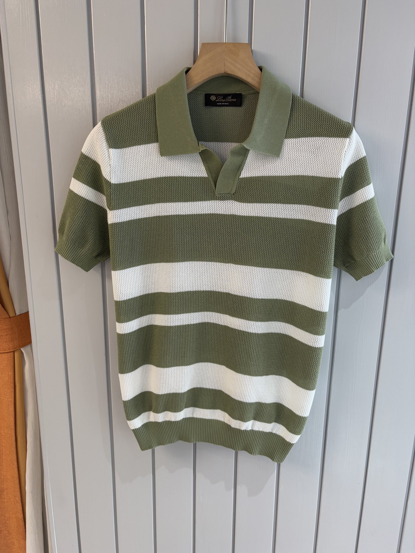 NO:463599,Time-consuming King' diamond jacquard design selects ultra-fine high-quality yarn lapel short-sleeved men's collection style 'Time-consuming King' round neck and elegant craftsmanship, which is high-end when touching the skin. Craftsmanship is ingenious and has a three-dimensional diamond jacquard that takes several months to carve. The architectural aesthetic texture is weaved between warp and weft. When light and shadow penetrate, it shows low-key luxury. Selects ultra-fine high-quality yarn, the soft and glutinous Inner Mongolia white velvet cashmere is soft and skin-friendly; light as nothing, but luxurious, and close-fitting, wearing it close to the body is like a cloud. Classic lattice lapel short-sleeved design Simple lapel outlines neat lines, short-sleeved cut is suitable for many scenes - layered suits during business meetings show elegance, casual wear reveals gentleman's taste, and the collection style never fades. The ultimate quality of details is verified  Precision turning workers ensure that the seams are flat and the bone position is reinforced and not deformed. The neckline threads have been washed and tested, and they are still as crisp as new as they are worn for a long time. Every detail is a testimony of 'time-consuming'. Code number M-3XL 001,,T-shirt,business suit,alexander wang19860909耗时王”菱形提花设计甄选超细优质纱线翻领短袖男士典藏款「耗时王」圆领奢雅工艺,触肤即高阶. 匠心底蕴菱形镂空提花 耗时数月雕琢的立体菱形提花,经纬间织就建筑美学肌理,光影穿透时显隐交错,举手投足尽展低调奢华. 甄选超细优质纱线,内蒙古白绒山羊绒的软糯亲肤；轻若无物却奢感天成,贴身穿着如云端轻抚. 经典型格翻领短袖设计 简约翻领勾勒利落线条,短袖剪裁适配多场景——商务会晤时叠搭西装显儒雅,休闲时光单穿流露绅士品味,典藏款型永不褪色. 细节至臻品质见证 精密车工确保接缝平整,骨位加固耐穿不变形；领口螺纹经水洗测试,久穿仍挺括如新,每一处细节皆为「耗时」证言. 码数M-3XL 001,,T-shirt,business suit,alexander wang,Men's clothing