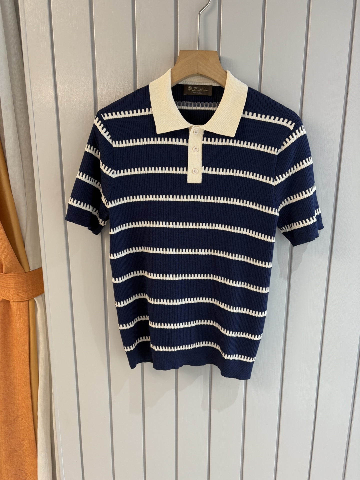 NO:463584,Time-consuming King' diamond jacquard design selects ultra-fine high-quality yarn containing 20% ​​goat 80% mulberry silk lapel short-sleeved men's collection 'Time-consuming King' round neck and elegant craftsmanship, touching the skin with high-end style. Craftsmanship is ingenious and diamond hollow jacquard. The three-dimensional rhombus jacquard that takes several months to carve, woven architectural aesthetic texture between warp and weft, and the light and shadow penetrate, showing low-key luxury. Luxury material is natural 20% cashmere % mulberry silk Selects ultra-fine high-quality yarn, which combines 20% Inner Mongolia white velvet cashmere soft and skin-friendly, and the smooth draping of 80% mulberry silk, light as if nothing is, but luxurious, and wears close to the body like a cloud caress. Classic lattice lapel short-sleeved design  Simple lapel outlines neat lines, short-sleeved tailoring is suitable for multiple scenes - the layered suits during business meetings show elegance, casual wear reveals gentleman's taste, and the collection style never fades. The ultimate quality testimony of details Precision cutting ensures that the seams are flat, the bone position is reinforced and durable without deformation; the neckline threads have been washed and tested, and they are still as crisp as new as they wear for a long time, and every detail is a testimony of 'time-consuming'. Number M-3XL 001,,T-shirt,business suit,alexander wang19860909耗时王”菱形提花设计甄选超细优质纱线含20 ％山羊80 ％桑蚕丝翻领短袖男士典藏款「耗时王」圆领奢雅工艺,触肤即高阶. 匠心底蕴菱形镂空提花 耗时数月雕琢的立体菱形提花,经纬间织就建筑美学肌理,光影穿透时显隐交错,举手投足尽展低调奢华. 奢材天成20 ％山羊绒 ％桑蚕丝 甄选超细优质纱线,融合20 ％内蒙古白绒山羊绒的软糯亲肤,与80 ％桑蚕丝的柔滑垂坠,轻若无物却奢感天成,贴身穿着如云端轻抚. 经典型格翻领短袖设计 简约翻领勾勒利落线条,短袖剪裁适配多场景——商务会晤时叠搭西装显儒雅,休闲时光单穿流露绅士品味,典藏款型永不褪色. 细节至臻品质见证 精密车工确保接缝平整,骨位加固耐穿不变形；领口螺纹经水洗测试,久穿仍挺括如新,每一处细节皆为「耗时」证言. 码数M-3XL 001,,T-shirt,business suit,alexander wang,Men's clothing