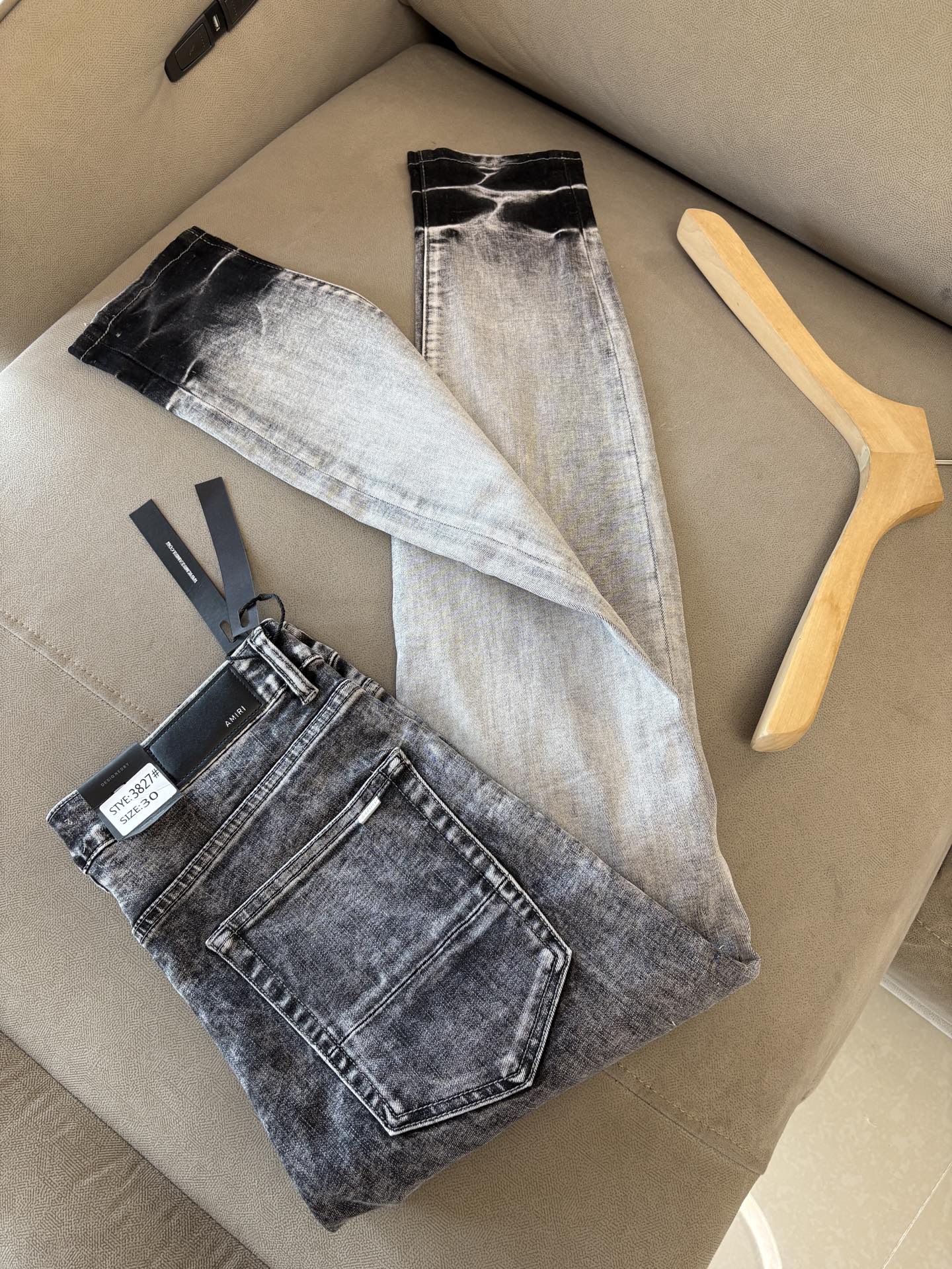 NO:453811,AMI official website counter is available at the same time, original singles are ruthless, super stylish jeans, customized original washing denim fabric, unique design, top-grade embroidery craft letter pattern logo, original hardware and auxiliary decoration, extremely superior jeans, the materials and craftsmanship are extremely luxurious and exquisite, extremely high-end, handsome and stylish, recommended, 001 yards 29-36 without 35; 001, , jeans, alexander wang19860909AMI官网专柜同步有售,原单狠货,超级有范儿的一款牛仔裤,定制原版水洗牛仔面料,独特设计,顶级刺绣工艺字母图案logo,原版五金辅料装饰,极为翘楚的一款牛仔裤,用料与工艺都极致奢华精湛,档次极高,上身帅气有型,推荐,001码数29-36没35；001,,jeans,alexander wang,Men's clothing