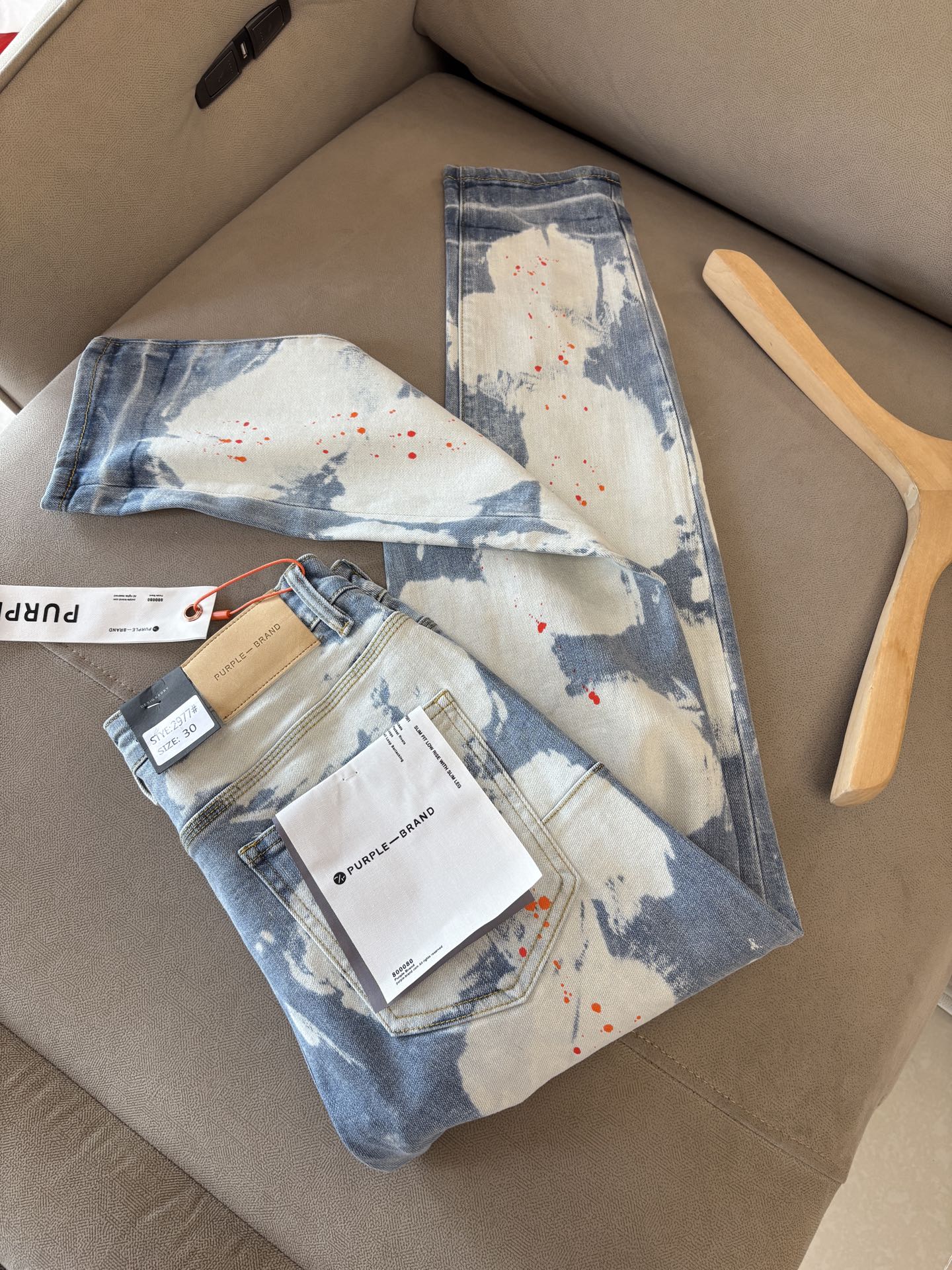 NO:453816,BPR official website counter is available simultaneously, original singles, super stylish jeans, customized original washing denim fabric, unique design, top-grade embroidery craft letter pattern logo, original hardware and auxiliary decoration, extremely superior jeans, the materials and craftsmanship are extremely luxurious and exquisite, extremely high-end, handsome and stylish, recommended, 001 yards 29-36 without 35; 001, , jeans, alexander wang19860909BPR 官网专柜同步有售,原单狠货,超级有范儿的一款牛仔裤,定制原版水洗牛仔面料,独特设计,顶级刺绣工艺字母图案logo,原版五金辅料装饰,极为翘楚的一款牛仔裤,用料与工艺都极致奢华精湛,档次极高,上身帅气有型,推荐,001码数29-36没35；001,,jeans,alexander wang,Men's clothing