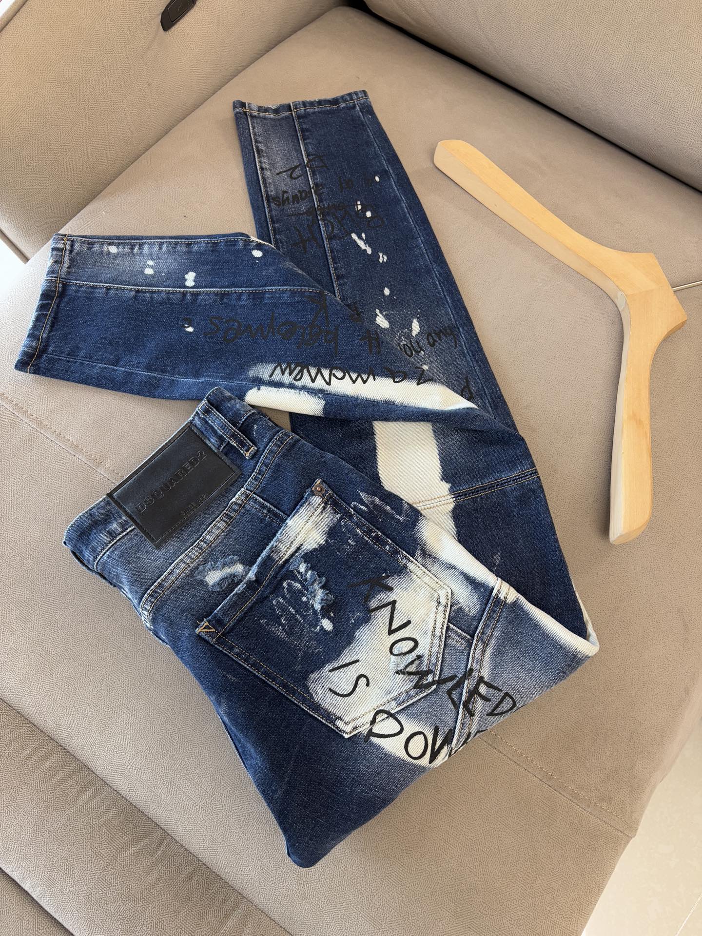 NO:453821,D2 official website counter is available at the same time, original singles are ruthless, super stylish jeans, customized original washing denim fabric, unique design, top-grade embroidery craft letter pattern logo, original hardware and auxiliary decoration, extremely superior jeans, the materials and craftsmanship are extremely luxurious and exquisite, extremely high-end, handsome and stylish, recommended, 001 yards 29-36 without 35; 001, , jeans, alexander wang19860909D2官网专柜同步有售,原单狠货,超级有范儿的一款牛仔裤,定制原版水洗牛仔面料,独特设计,顶级刺绣工艺字母图案logo,原版五金辅料装饰,极为翘楚的一款牛仔裤,用料与工艺都极致奢华精湛,档次极高,上身帅气有型,推荐,001码数29-36没35；001,,jeans,alexander wang,Men's clothing