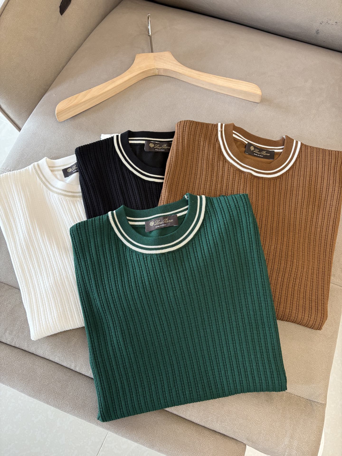 NO:425590,Time-consuming King' diamond jacquard design selects ultra-fine high-quality yarn lapel short-sleeved men's collection style 'Time-consuming King' round neck and elegant craftsmanship, which is high-end when touching the skin. Craftsmanship is ingenious and has a three-dimensional diamond jacquard that takes several months to carve. The architectural aesthetic texture is weaved between warp and weft. When light and shadow penetrate, it shows low-key luxury. Selects ultra-fine high-quality yarn, the soft and glutinous yarn of Inner Mongolia white velvet cashmere is soft and skin-friendly, light as nothing but luxurious, and it feels natural to wear close to the body. The classic lapel short-sleeved design Simple lapel outlines neat lines, and the short-sleeved cut is suitable for multiple scenes - layered suits during business meetings show elegance, casual wear reveals gentleman's taste, and the collection style never fades. The ultimate quality of details is verified  Precision turning workers ensure that the seams are flat and the bone position is reinforced and not deformed. The neckline threads have been washed and tested, and they are still as crisp as new as they are worn for a long time. Every detail is a testimony of 'time-consuming'. Code number M-3XL 001,,T-shirt,business suit,alexander wang19860909耗时王”菱形提花设计甄选超细优质纱线翻领短袖男士典藏款「耗时王」圆领奢雅工艺,触肤即高阶. 匠心底蕴菱形镂空提花 耗时数月雕琢的立体菱形提花,经纬间织就建筑美学肌理,光影穿透时显隐交错,举手投足尽展低调奢华. 甄选超细优质纱线,内蒙古白绒山羊绒的软糯亲肤,轻若无物却奢感天成,贴身穿着如云端轻抚. 经典型格翻领短袖设计 简约翻领勾勒利落线条,短袖剪裁适配多场景——商务会晤时叠搭西装显儒雅,休闲时光单穿流露绅士品味,典藏款型永不褪色. 细节至臻品质见证 精密车工确保接缝平整,骨位加固耐穿不变形；领口螺纹经水洗测试,久穿仍挺括如新,每一处细节皆为「耗时」证言. 码数M-3XL 001,,T-shirt,business suit,alexander wang,Men's clothing