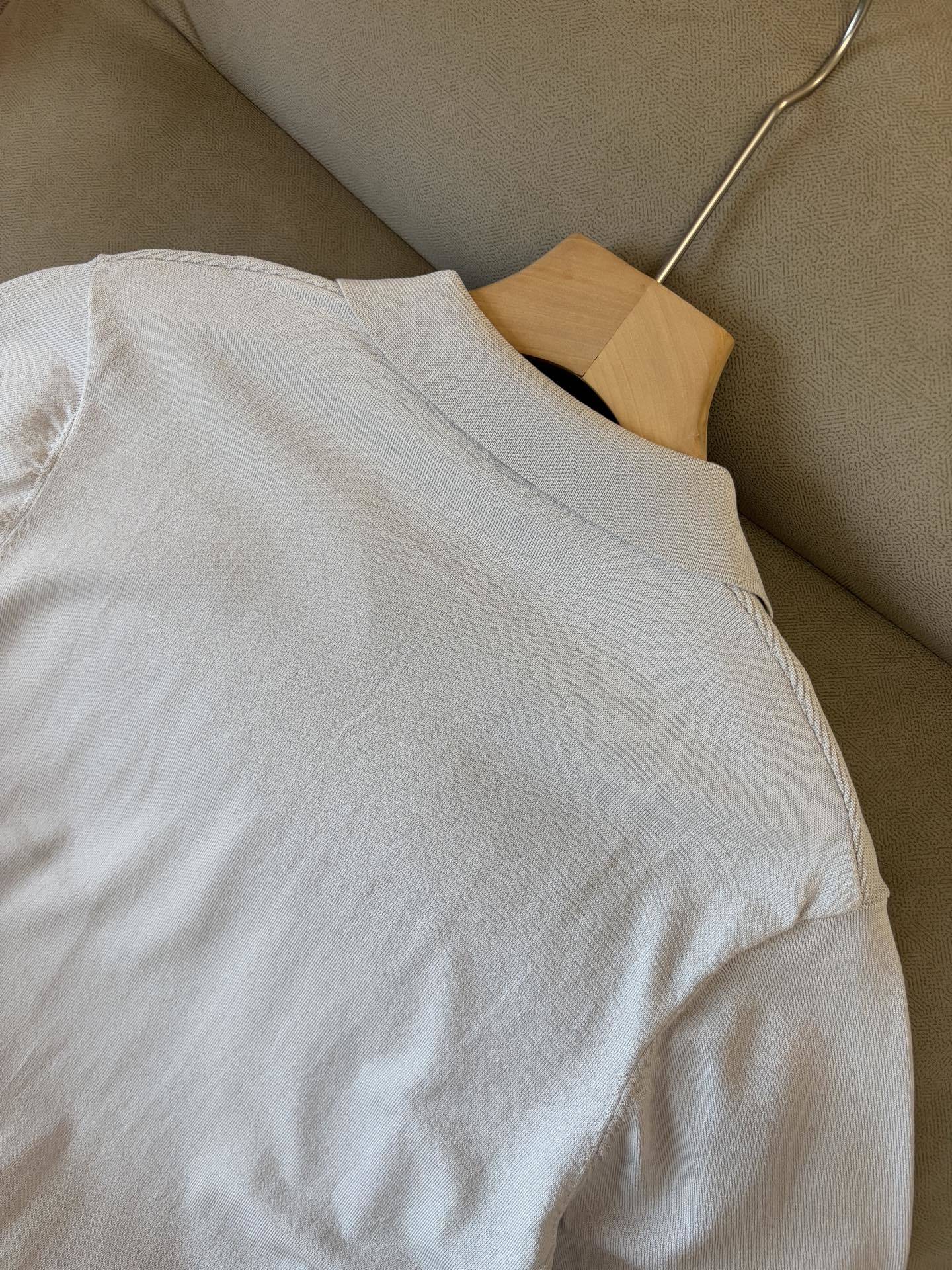 耗时王”菱形提花设计甄选超细优质纱线翻领短袖男士典藏款「耗时王」圆领奢雅工艺,触肤即高阶。
• 匠心底
