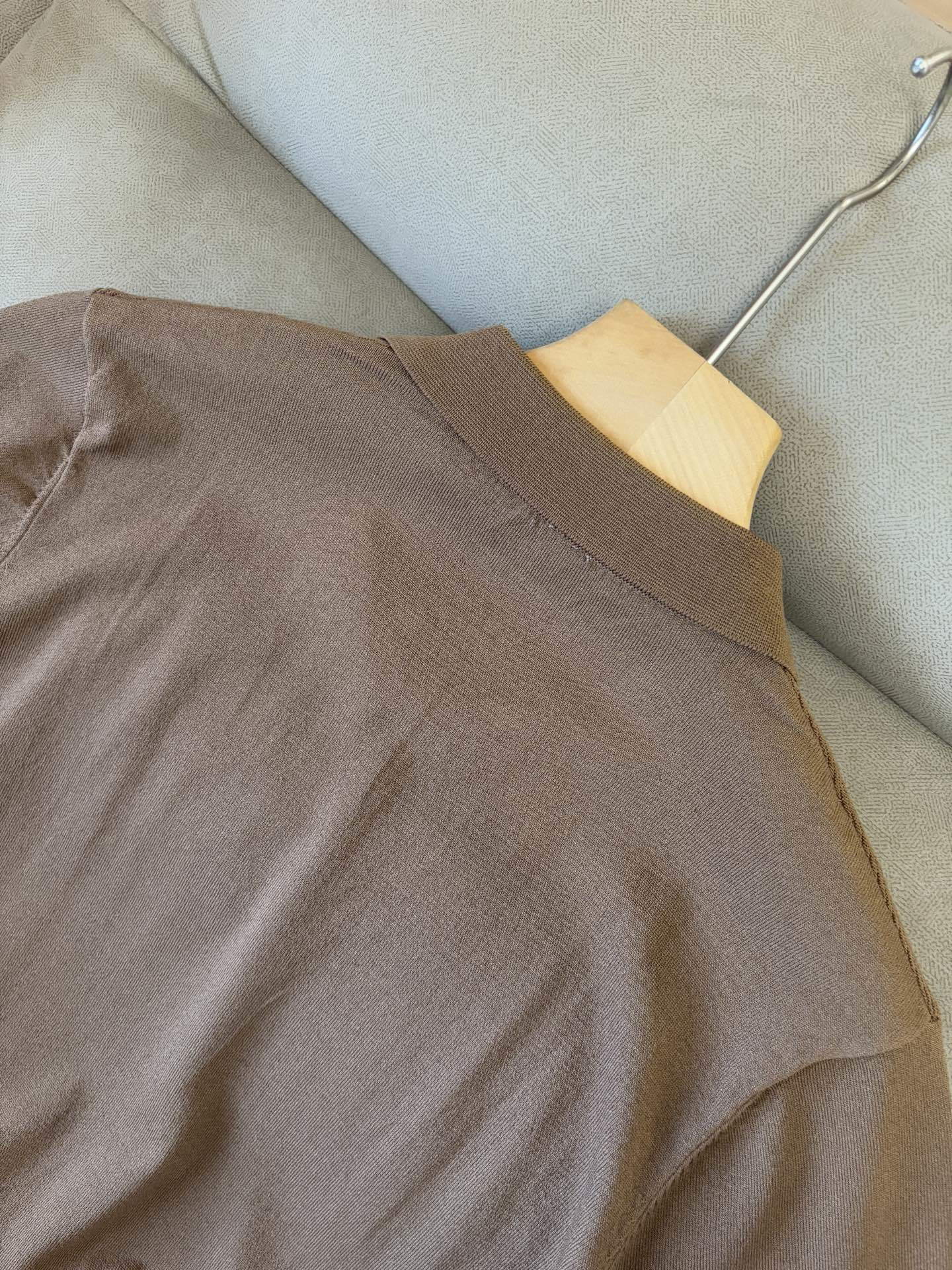耗时王”菱形提花设计甄选超细优质纱线翻领短袖男士典藏款「耗时王」圆领奢雅工艺,触肤即高阶。
• 匠心底