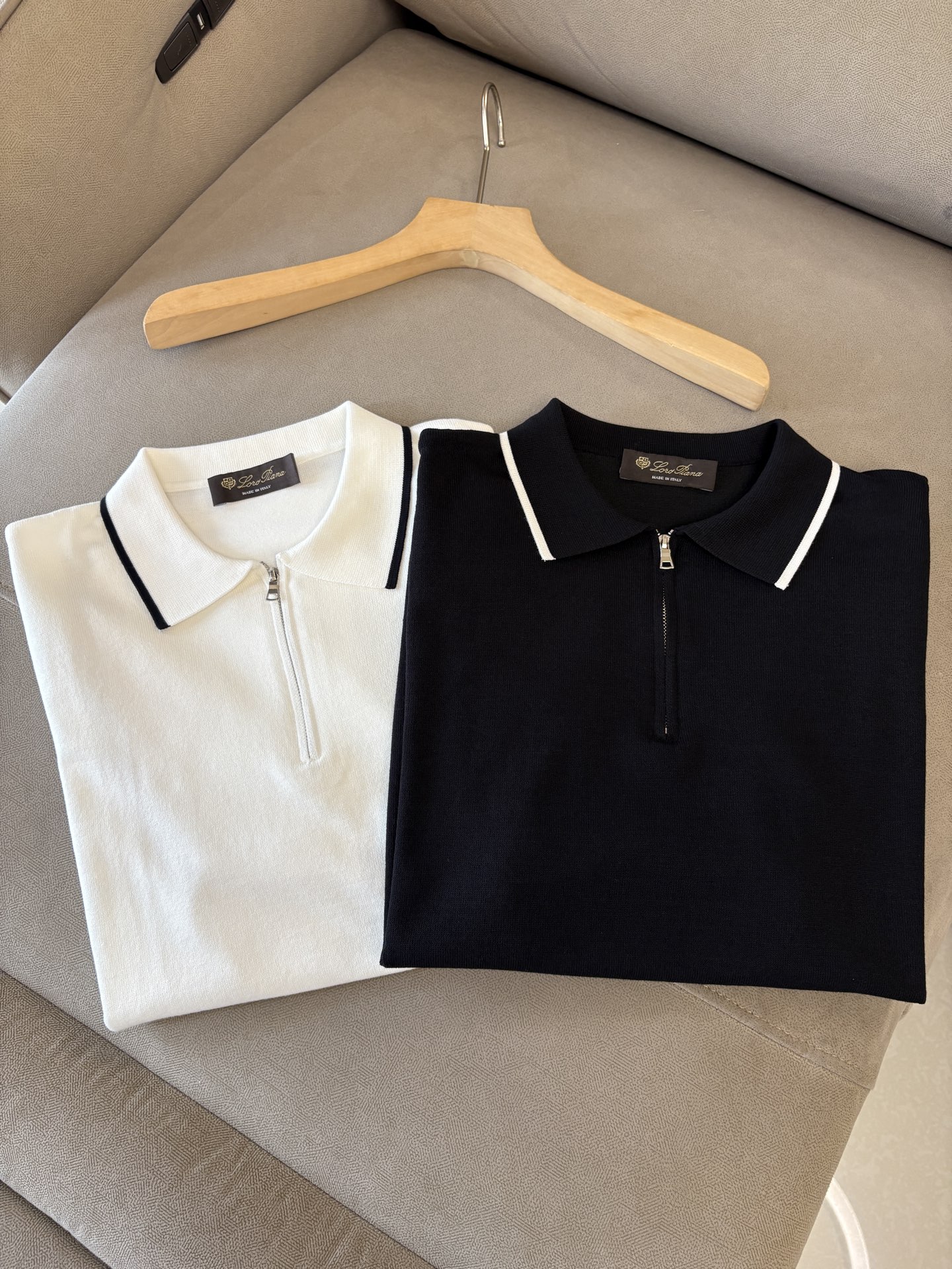 NO:481655,Time-consuming King' diamond jacquard design selects ultra-fine high-quality yarn lapel short-sleeved men's collection 'Time-consuming King' round neck and elegant craftsmanship, which is high-end when touching the skin. Craftsmanship and diamond hollow jacquard, three-dimensional diamond jacquard that takes several months to carve, woven architectural aesthetic texture between warp and weft, and the light and shadow penetrate, showing low-key luxury when light and shadow penetrate, and every move shows low-key luxury. Classic grid lapel short-sleeved design Simple lapel outlines neat lines, short-sleeved cut adapts to multiple scenes - layered suits during business meetings show elegance, casual wear reveals gentleman's taste, and the collection style never fades. The ultimate quality testimony of details Precision turning ensures that the seams are flat, the bone position is reinforced and durable without deformation; the neckline threads have been washed and tested, and they are still as crisp as new as they wear for a long time, and every detail is a testimony of 'time-consuming'. Code M-3XL001  001,,T-shirt,business suit,alexander wang19860909耗时王”菱形提花设计甄选超细优质纱线翻领短袖男士典藏款「耗时王」圆领奢雅工艺,触肤即高阶. 匠心底蕴菱形镂空提花 耗时数月雕琢的立体菱形提花,经纬间织就建筑美学肌理,光影穿透时显隐交错,举手投足尽展低调奢华. 经典型格翻领短袖设计 简约翻领勾勒利落线条,短袖剪裁适配多场景——商务会晤时叠搭西装显儒雅,休闲时光单穿流露绅士品味,典藏款型永不褪色. 细节至臻品质见证 精密车工确保接缝平整,骨位加固耐穿不变形；领口螺纹经水洗测试,久穿仍挺括如新,每一处细节皆为「耗时」证言. 码数M-3XL001 001,,T-shirt,business suit,alexander wang,Men's clothing