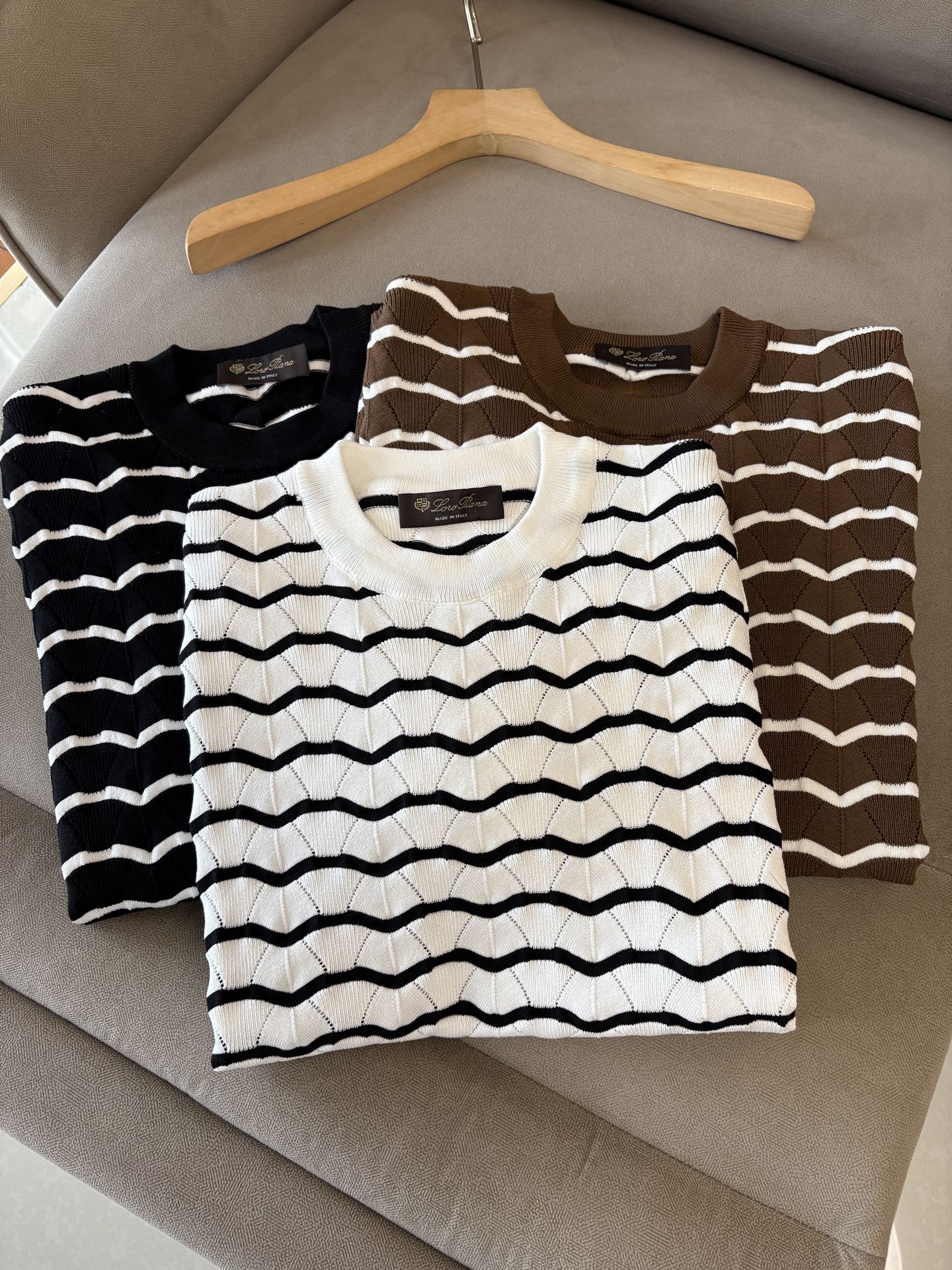 NO:440800,Time-consuming King' diamond jacquard design selects ultra-fine high-quality yarn lapel short-sleeved men's collection 'Time-consuming King' round neck and elegant craftsmanship, which is high-end when touching the skin. Craftsmanship and diamond hollow jacquard are carved with three-dimensional diamond jacquard that takes months to carve, woven architectural aesthetic texture between warp and weft, and the light and shadow penetrate, showing low-key luxury when light and shadow penetrate, and every move shows low-key luxury. Classic grid lapel short-sleeved design Simple lapel outlines neat lines, short-sleeved cut adapts to multiple scenes - layered suits during business meetings show elegance, casual wear reveals gentleman's taste, and the collection style never fades. The ultimate quality testimony of details Precision turning ensures that the seams are flat, the bone position is reinforced and durable without deformation; the neckline threads have been washed and tested, and they are still as crisp as new as they wear for a long time, and every detail is a testimony of 'time-consuming'. Code M-3XL001  001,,T-shirt,business suit,alexander wang19860909耗时王”菱形提花设计甄选超细优质纱线翻领短袖男士典藏款「耗时王」圆领奢雅工艺,触肤即高阶. 匠心底蕴菱形镂空提花 耗时数月雕琢的立体菱形提花,经纬间织就建筑美学肌理,光影穿透时显隐交错,举手投足尽展低调奢华. 经典型格翻领短袖设计 简约翻领勾勒利落线条,短袖剪裁适配多场景——商务会晤时叠搭西装显儒雅,休闲时光单穿流露绅士品味,典藏款型永不褪色. 细节至臻品质见证 精密车工确保接缝平整,骨位加固耐穿不变形；领口螺纹经水洗测试,久穿仍挺括如新,每一处细节皆为「耗时」证言. 码数M-3XL001 001,,T-shirt,business suit,alexander wang,Men's clothing