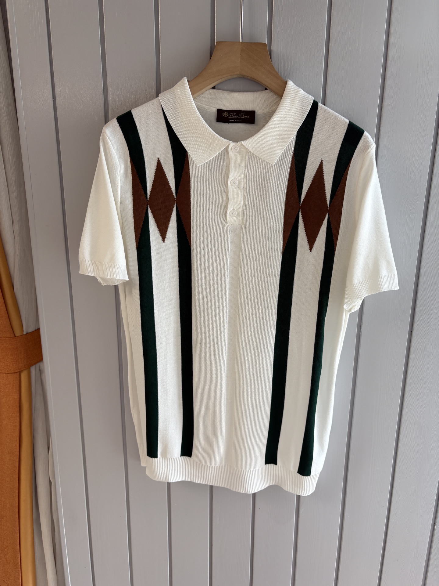 NO:458806,Time-consuming King' diamond jacquard design selects ultra-fine high-quality yarn lapel short-sleeved men's collection 'Time-consuming King' round neck and elegant craftsmanship, which touches the skin with high-end style. The ingenuity of diamond hollow jacquard is a three-dimensional diamond jacquard that takes months to carve. The architectural aesthetic texture is weaved between warp and weft. The light and shadow penetrate through, and the gestures show low-key luxury. Classic grid lapel short-sleeved design Simple lapel outlines neat lines, and short-sleeved tailoring is suitable for multiple scenes - the layered suit during business meetings shows elegance, casual wear reveals gentleman's taste, and the collection style never fades. The ultimate quality testimony of details Precision turning ensures that the seams are flat, the bone position is reinforced and durable without deformation; the neckline threads have been washed and tested, and they are still as crisp as new as they wear for a long time, and every detail is a testimony of 'time-consuming'.  Code number M-3XL002, T-shirt, business suit, alexander wang19860909耗时王”菱形提花设计甄选超细优质纱线翻领短袖男士典藏款「耗时王」圆领奢雅工艺,触肤即高阶. 匠心底蕴菱形镂空提花 耗时数月雕琢的立体菱形提花,经纬间织就建筑美学肌理,光影穿透时显隐交错,举手投足尽展低调奢华. 经典型格翻领短袖设计 简约翻领勾勒利落线条,短袖剪裁适配多场景——商务会晤时叠搭西装显儒雅,休闲时光单穿流露绅士品味,典藏款型永不褪色. 细节至臻品质见证 精密车工确保接缝平整,骨位加固耐穿不变形；领口螺纹经水洗测试,久穿仍挺括如新,每一处细节皆为「耗时」证言. 码数M-3XL002,,T-shirt,business suit,alexander wang,Men's clothing