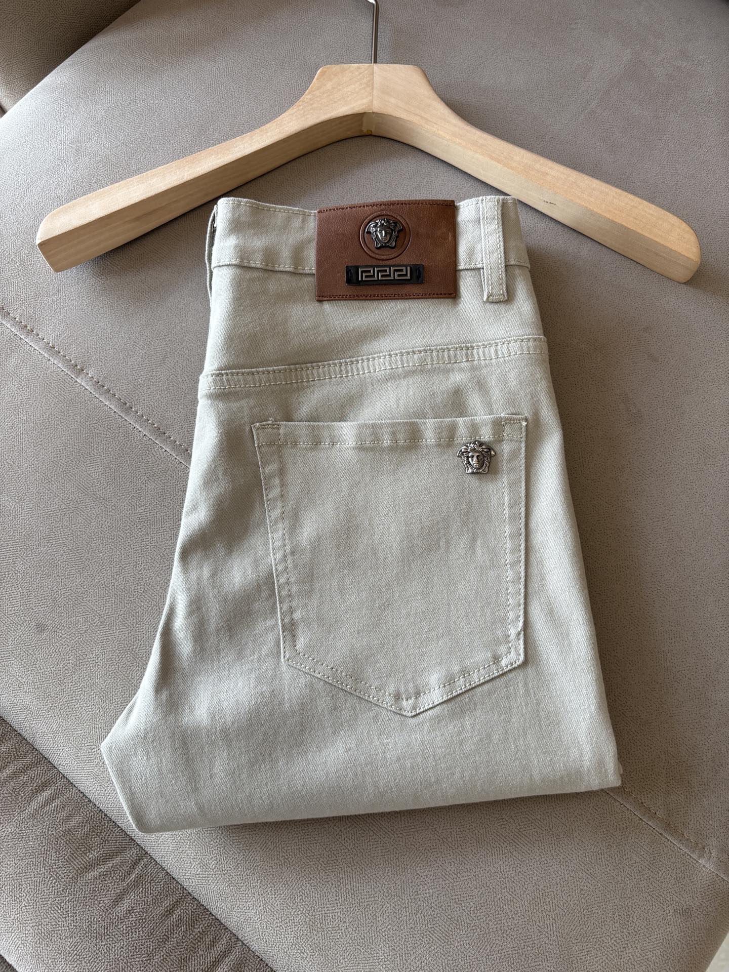 NO:467468,A super stylish jeans, customized original washing denim fabric, unique design, top-grade embroidery craft letter pattern logo, original hardware and auxiliary decoration, an extremely superior jeans, the materials and craftsmanship are extremely luxurious and exquisite, the grade is extremely high, the upper body is handsome and stylish, recommended, 003 yards 28-38 without 35; 37, jeans, alexander wang19860909超级有范儿的一款牛仔裤,定制原版水洗牛仔面料,独特设计,顶级刺绣工艺字母图案logo,原版五金辅料装饰,极为翘楚的一款牛仔裤,用料与工艺都极致奢华精湛,档次极高,上身帅气有型,推荐,003码数28-38没35；37,,jeans,alexander wang,Men's clothing