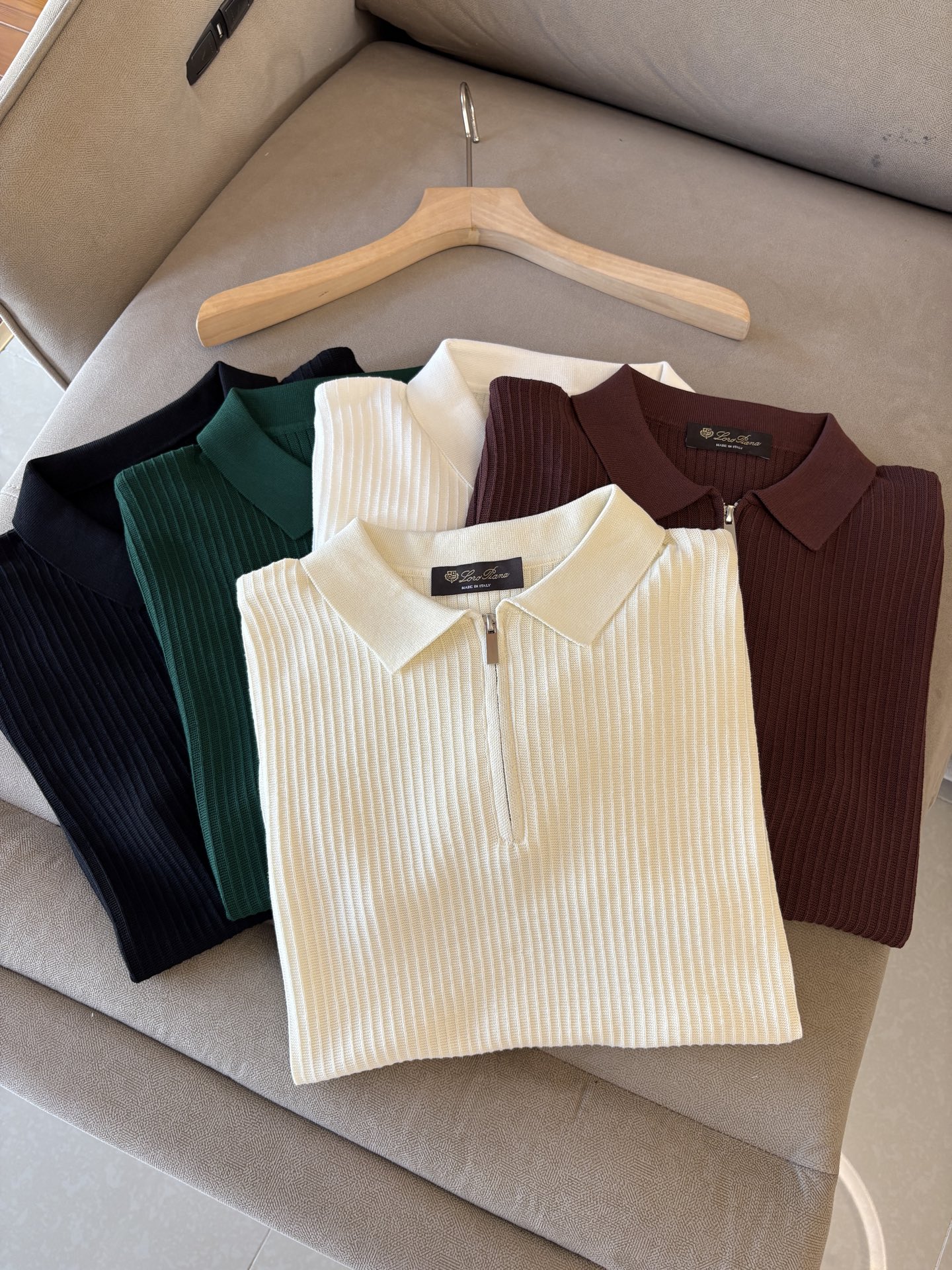 NO:461171,Time-consuming King' diamond jacquard design selects ultra-fine high-quality yarn lapel short-sleeved men's collection 'Time-consuming King' round neck and elegant craftsmanship, which touches the skin with high-end style. The ingenuity of diamond hollow jacquard is a three-dimensional diamond jacquard that takes months to carve. The architectural aesthetic texture is weaved between warp and weft. The light and shadow penetrate through, and the gestures show low-key luxury. Classic grid lapel short-sleeved design Simple lapel outlines neat lines, and short-sleeved tailoring is suitable for multiple scenes - the layered suit during business meetings shows elegance, casual wear reveals gentleman's taste, and the collection style never fades. The ultimate quality testimony of details Precision turning ensures that the seams are flat, the bone position is reinforced and durable without deformation; the neckline threads have been washed and tested, and they are still as crisp as new as they wear for a long time, and every detail is a testimony of 'time-consuming'.  Code number M-3XL001, T-shirt, business suit, alexander wang19860909耗时王”菱形提花设计甄选超细优质纱线翻领短袖男士典藏款「耗时王」圆领奢雅工艺,触肤即高阶. 匠心底蕴菱形镂空提花 耗时数月雕琢的立体菱形提花,经纬间织就建筑美学肌理,光影穿透时显隐交错,举手投足尽展低调奢华. 经典型格翻领短袖设计 简约翻领勾勒利落线条,短袖剪裁适配多场景——商务会晤时叠搭西装显儒雅,休闲时光单穿流露绅士品味,典藏款型永不褪色. 细节至臻品质见证 精密车工确保接缝平整,骨位加固耐穿不变形；领口螺纹经水洗测试,久穿仍挺括如新,每一处细节皆为「耗时」证言. 码数M-3XL001,,T-shirt,business suit,alexander wang,Men's clothing