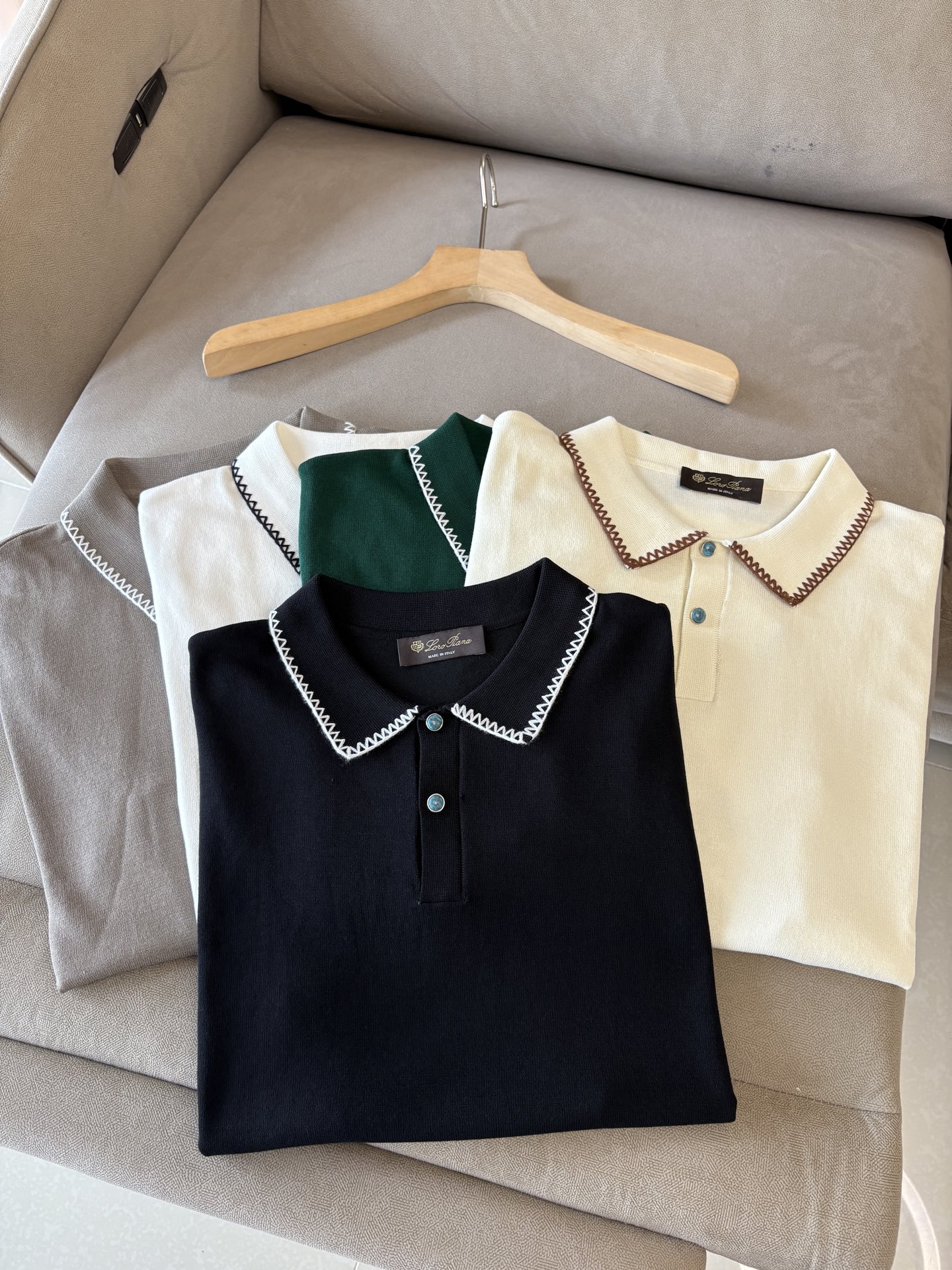 NO:461163,Time-consuming King' diamond jacquard design selects ultra-fine high-quality yarn lapel short-sleeved men's collection 'Time-consuming King' round neck and elegant craftsmanship, which is high-end when touching the skin. Craftsmanship and diamond hollow jacquard are carved with three-dimensional diamond jacquard that takes months to carve, woven architectural aesthetic texture between warp and weft, and the light and shadow penetrate, showing low-key luxury when light and shadow penetrate, and every move shows low-key luxury. Classic grid lapel short-sleeved design Simple lapel outlines neat lines, short-sleeved cut adapts to multiple scenes - layered suits during business meetings show elegance, casual wear reveals gentleman's taste, and the collection style never fades. The ultimate quality testimony of details Precision turning ensures that the seams are flat, the bone position is reinforced and durable without deformation; the neckline threads have been washed and tested, and they are still as crisp as new as they wear for a long time, and every detail is a testimony of 'time-consuming'. Code M-3XL  002, T-shirt,business suit,alexander wang19860909耗时王”菱形提花设计甄选超细优质纱线翻领短袖男士典藏款「耗时王」圆领奢雅工艺,触肤即高阶. 匠心底蕴菱形镂空提花 耗时数月雕琢的立体菱形提花,经纬间织就建筑美学肌理,光影穿透时显隐交错,举手投足尽展低调奢华. 经典型格翻领短袖设计 简约翻领勾勒利落线条,短袖剪裁适配多场景——商务会晤时叠搭西装显儒雅,休闲时光单穿流露绅士品味,典藏款型永不褪色. 细节至臻品质见证 精密车工确保接缝平整,骨位加固耐穿不变形；领口螺纹经水洗测试,久穿仍挺括如新,每一处细节皆为「耗时」证言. 码数M-3XL 002,,T-shirt,business suit,alexander wang,Men's clothing