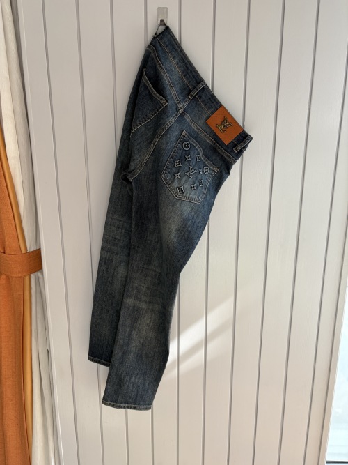 Louis Vuitton Jean Délavé avec Broderie Logo et Ferrures Originales 1 Louis Vuitton Jean Délavé avec Broderie Logo et Ferrures Originales
