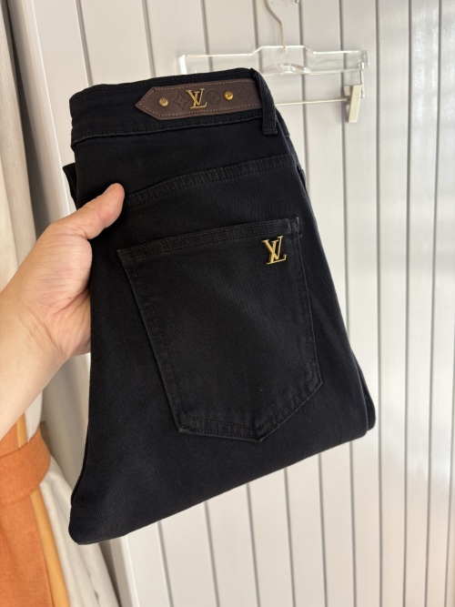 Louis Vuitton Vaqueros Negros con Logo Bordado para Hombre, Estilo Moderno 1 Louis Vuitton Vaqueros Negros con Logo Bordado para Hombre, Estilo Moderno