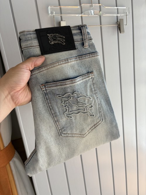 Burberry Jeans met Geborduurde Logo's - Stijlvol en Comfortabel (Maten 28-38) 1 Burberry Jeans met Geborduurde Logo's - Stijlvol en Comfortabel (Maten 28-38)