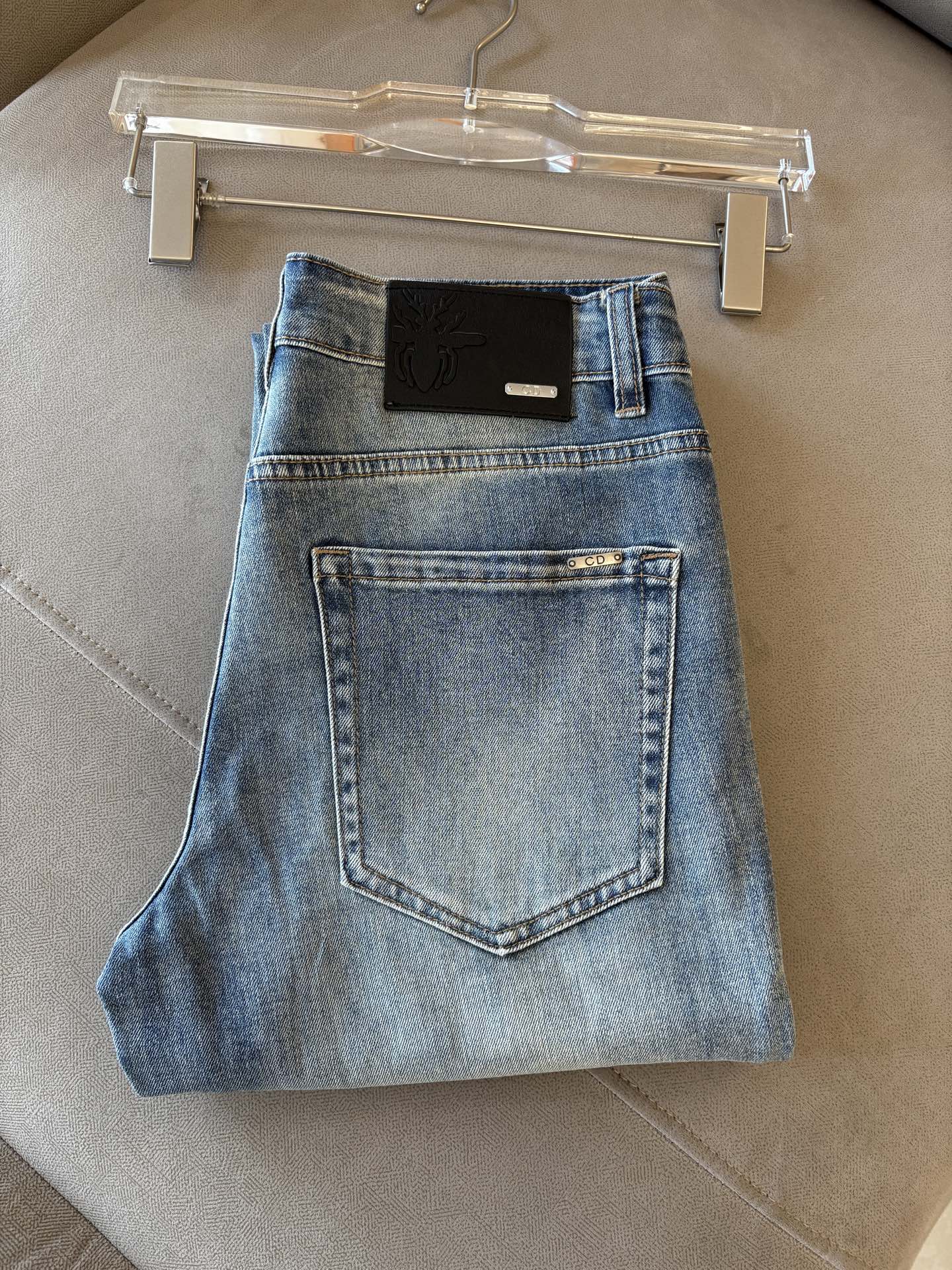 NO:467475,A super stylish jeans, customized original washing denim fabric, unique design, top-grade embroidery craft letter pattern logo, original hardware and auxiliary decoration, extremely superior jeans, the materials and craftsmanship are extremely luxurious and exquisite, the grade is extremely high, the upper body is handsome and stylish, recommended, 003 yards 29-38 without 35; 37, jeans, alexander wang19860909超级有范儿的一款牛仔裤,定制原版水洗牛仔面料,独特设计,顶级刺绣工艺字母图案logo,原版五金辅料装饰,极为翘楚的一款牛仔裤,用料与工艺都极致奢华精湛,档次极高,上身帅气有型,推荐,003码数29-38没35；37,,jeans,alexander wang,Men's clothing