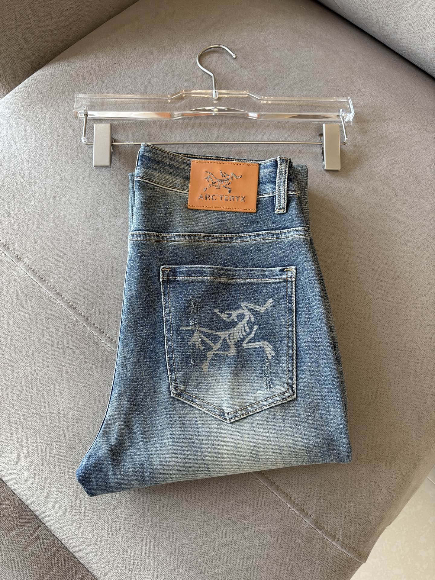 NO:467482,A pair of jeans with super stylish straight pants, customized original washing denim fabric, unique design, top-grade embroidery craft letter pattern logo, original hardware and auxiliary decoration, extremely superior jeans, the materials and craftsmanship are extremely luxurious and exquisite, extremely high-end, handsome and stylish, recommended, 005 yards 29-38 without 35; 37, jeans, alexander wang19860909直筒裤超级有范儿的一款牛仔裤,定制原版水洗牛仔面料,独特设计,顶级刺绣工艺字母图案logo,原版五金辅料装饰,极为翘楚的一款牛仔裤,用料与工艺都极致奢华精湛,档次极高,上身帅气有型,推荐,005码数29-38没35；37,,jeans,alexander wang,Men's clothing