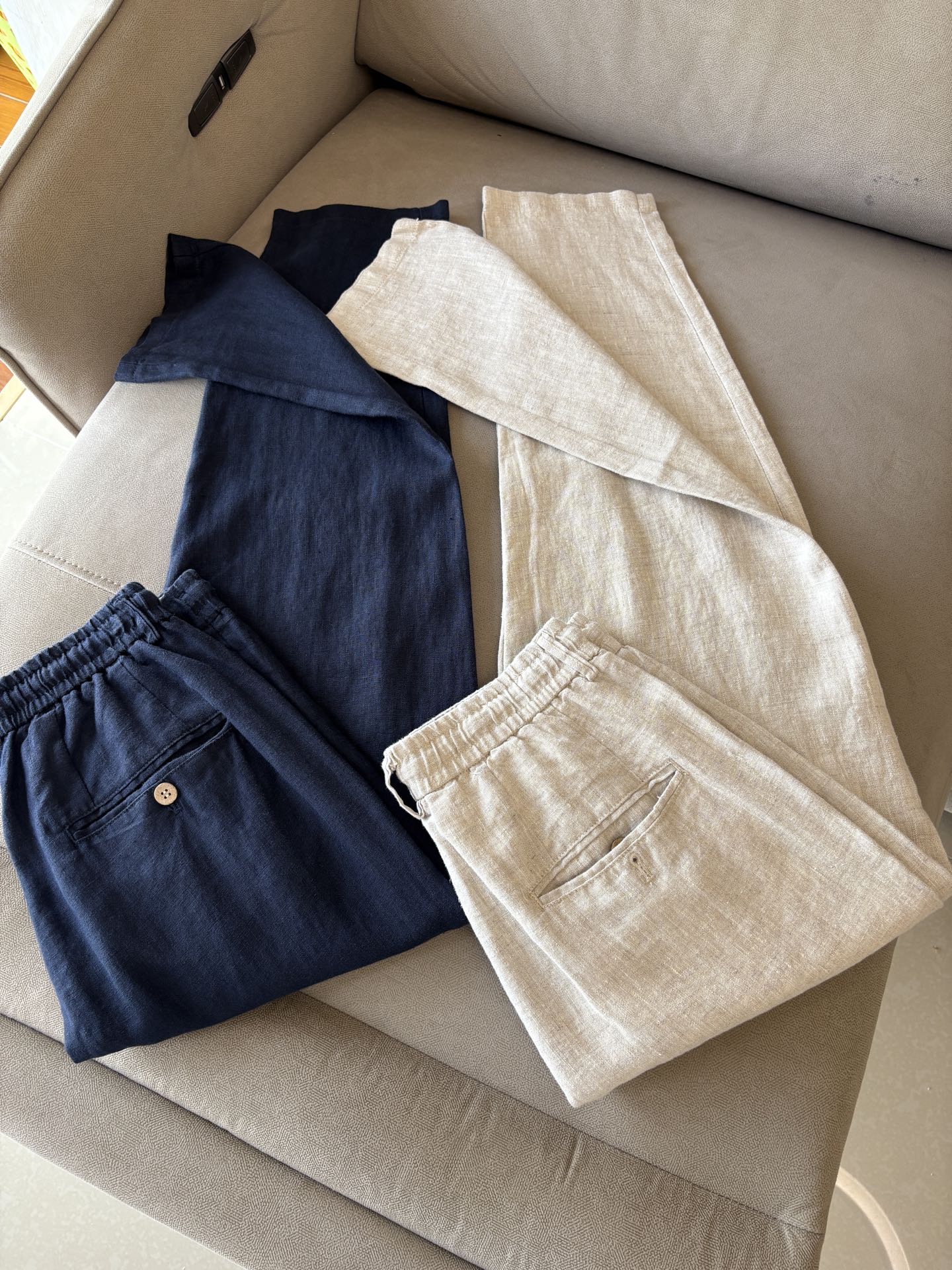 NO:454428,L, spring and summer embroidery logo % full hemp fashion casual pants pants Uncontrollable creation dynamic and attractive, perfect dress makes fashionable business casual and easy to break. Natural fine fiber rain dew thread + silk fiber blended material, made of golden ratio combed textile, very light and soft texture, with moisture absorption and heat dissipation and breathability, cool and wide. Neat threading sewing, elastic drawstring waist + embroidery logo decoration opens a new perspective of modern and fashionable seasoning luxury. M-3XL;006,, gold,alexander wang19860909L、春夏刺绣标识 ％全麻时尚休闲裤 裤子 无节制的创造动感兼具吸引力,完美着装让时尚商务休闲轻而易举的攻破. 天然细纤维雨露麻料＋丝质纤维混纺材质,黄金比例精梳纺织而成,质地非常轻盈轻薄柔软,具有吸湿散热与透气的效果,凉爽挺阔. 工整的走线缝制,弹力抽绳腰间＋刺绣标识装饰开启现代时尚的调味剂奢华的新视角. M-3XL;006,,gold,alexander wang,Men's clothing