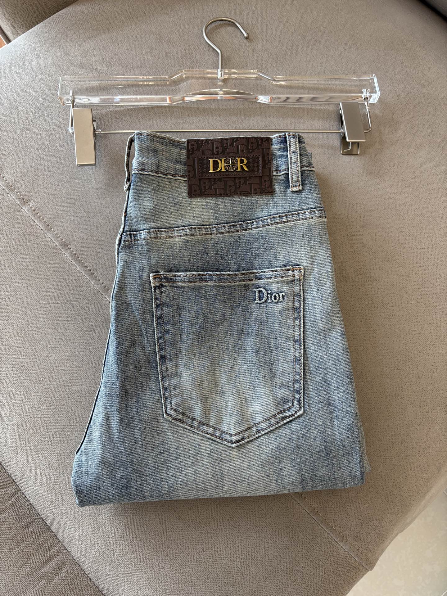 NO:481634,A super stylish jeans, customized original washing denim fabric, unique design, top-grade embroidery craft letter pattern logo, original hardware and auxiliary decoration, an extremely superior jeans, the materials and craftsmanship are extremely luxurious and exquisite, the grade is extremely high, the upper body is handsome and stylish, recommended, 005 yards 29-38 without 35; 37, jeans, alexander wang19860909超级有范儿的一款牛仔裤,定制原版水洗牛仔面料,独特设计,顶级刺绣工艺字母图案logo,原版五金辅料装饰,极为翘楚的一款牛仔裤,用料与工艺都极致奢华精湛,档次极高,上身帅气有型,推荐,005码数29-38没35；37,,jeans,alexander wang,Men's clothing