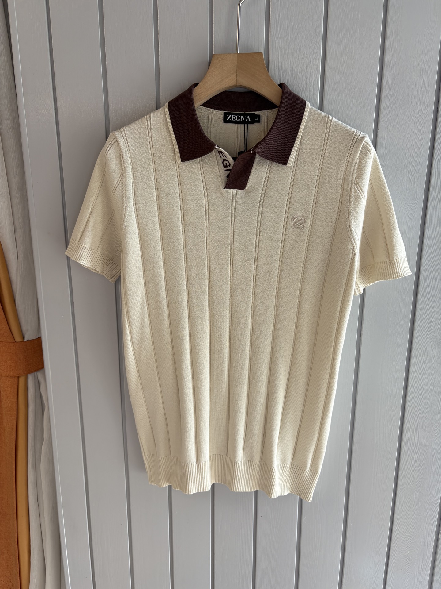 NO:458790,Time-consuming King' diamond jacquard design selects ultra-fine high-quality yarn lapel short-sleeved men's collection 'Time-consuming King' round neck and elegant craftsmanship, which touches the skin with high-end style. The ingenuity of diamond hollow jacquard is a three-dimensional diamond jacquard that takes months to carve. The architectural aesthetic texture is weaved between warp and weft. The light and shadow penetrate through, and the gestures show low-key luxury. Classic grid lapel short-sleeved design Simple lapel outlines neat lines, and short-sleeved tailoring is suitable for multiple scenes - the layered suit during business meetings shows elegance, casual wear reveals gentleman's taste, and the collection style never fades. The ultimate quality testimony of details Precision turning ensures that the seams are flat, the bone position is reinforced and durable without deformation; the neckline threads have been washed and tested, and they are still as crisp as new as they wear for a long time, and every detail is a testimony of 'time-consuming'.  Code number L-4XL, T-shirt, business suit, alexander wang19860909耗时王”菱形提花设计甄选超细优质纱线翻领短袖男士典藏款「耗时王」圆领奢雅工艺,触肤即高阶. 匠心底蕴菱形镂空提花 耗时数月雕琢的立体菱形提花,经纬间织就建筑美学肌理,光影穿透时显隐交错,举手投足尽展低调奢华. 经典型格翻领短袖设计 简约翻领勾勒利落线条,短袖剪裁适配多场景——商务会晤时叠搭西装显儒雅,休闲时光单穿流露绅士品味,典藏款型永不褪色. 细节至臻品质见证 精密车工确保接缝平整,骨位加固耐穿不变形；领口螺纹经水洗测试,久穿仍挺括如新,每一处细节皆为「耗时」证言. 码数L-4XL,,T-shirt,business suit,alexander wang,Men's clothing