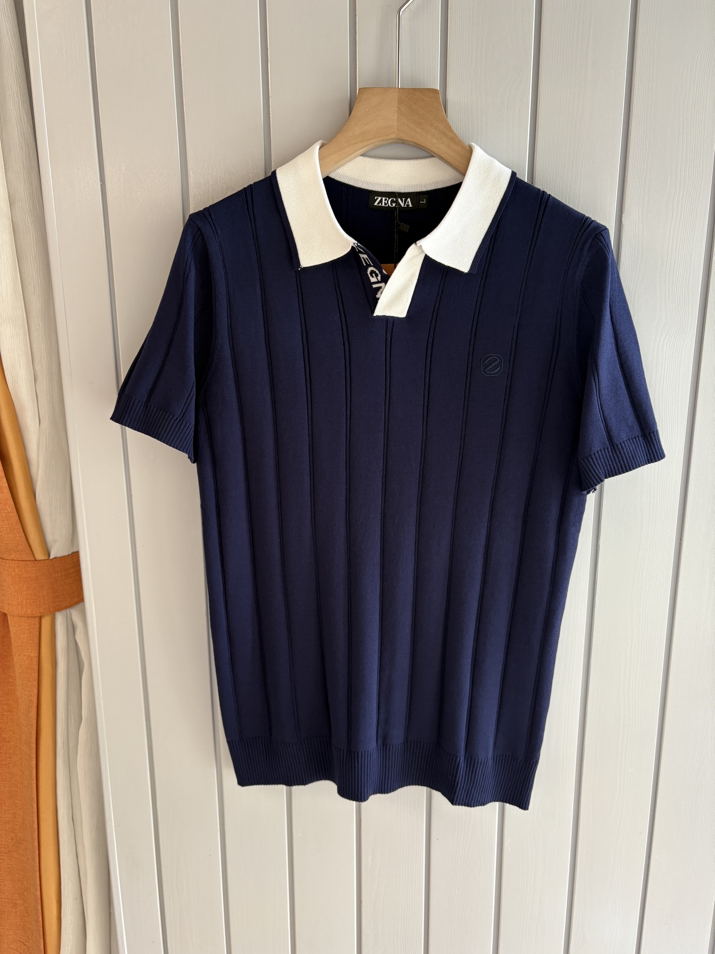 NO:425603,Time-consuming King' diamond jacquard design selects ultra-fine high-quality yarn lapel short-sleeved men's collection 'Time-consuming King' round neck and elegant craftsmanship, which touches the skin with high-end style. The ingenuity of diamond hollow jacquard is a three-dimensional diamond jacquard that takes months to carve. The architectural aesthetic texture is weaved between warp and weft. The light and shadow penetrate through, and the gestures show low-key luxury. Classic grid lapel short-sleeved design Simple lapel outlines neat lines, and short-sleeved tailoring is suitable for multiple scenes - the layered suit during business meetings shows elegance, casual wear reveals gentleman's taste, and the collection style never fades. The ultimate quality testimony of details Precision turning ensures that the seams are flat, the bone position is reinforced and durable without deformation; the neckline threads have been washed and tested, and they are still as crisp as new as they wear for a long time, and every detail is a testimony of 'time-consuming'.  Code number L-4XL, T-shirt, business suit, alexander wang19860909耗时王”菱形提花设计甄选超细优质纱线翻领短袖男士典藏款「耗时王」圆领奢雅工艺,触肤即高阶. 匠心底蕴菱形镂空提花 耗时数月雕琢的立体菱形提花,经纬间织就建筑美学肌理,光影穿透时显隐交错,举手投足尽展低调奢华. 经典型格翻领短袖设计 简约翻领勾勒利落线条,短袖剪裁适配多场景——商务会晤时叠搭西装显儒雅,休闲时光单穿流露绅士品味,典藏款型永不褪色. 细节至臻品质见证 精密车工确保接缝平整,骨位加固耐穿不变形；领口螺纹经水洗测试,久穿仍挺括如新,每一处细节皆为「耗时」证言. 码数L-4XL,,T-shirt,business suit,alexander wang,Men's clothing