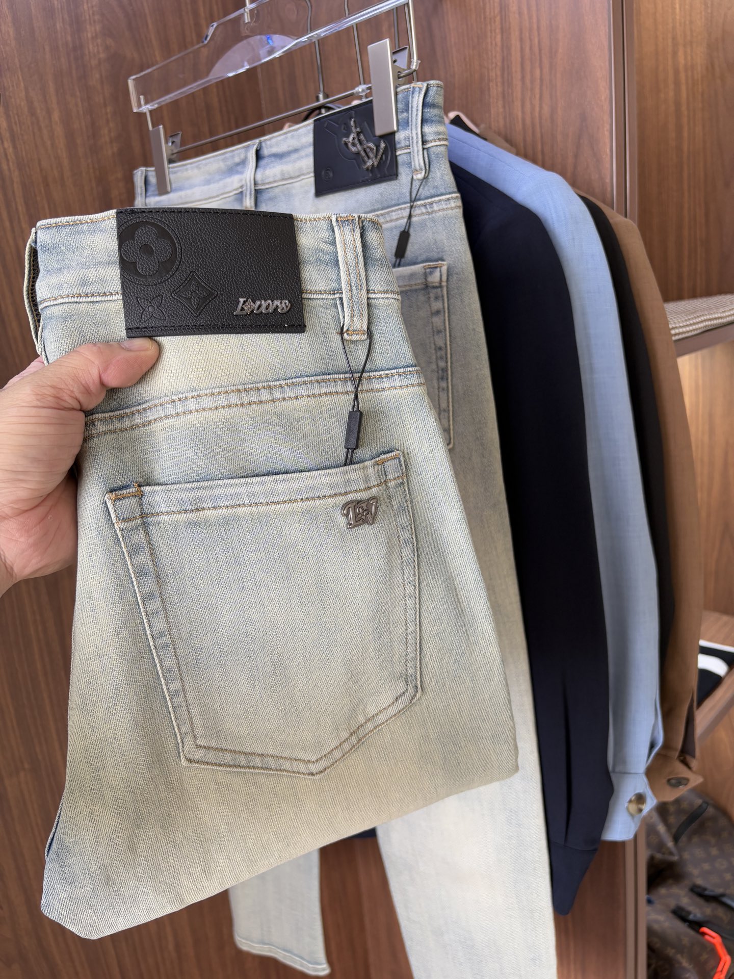 NO:454629,A super stylish jeans, customized original washing denim fabric, unique design, top-grade embroidery craft letter pattern logo, original hardware and auxiliary decoration, an extremely superior jeans, the materials and craftsmanship are extremely luxurious and exquisite, the grade is extremely high, the upper body is handsome and stylish, recommended, 003 yards 28-38 without 35; 37, jeans, alexander wang19860909超级有范儿的一款牛仔裤,定制原版水洗牛仔面料,独特设计,顶级刺绣工艺字母图案logo,原版五金辅料装饰,极为翘楚的一款牛仔裤,用料与工艺都极致奢华精湛,档次极高,上身帅气有型,推荐,003码数28-38没35；37,,jeans,alexander wang,Men's clothing