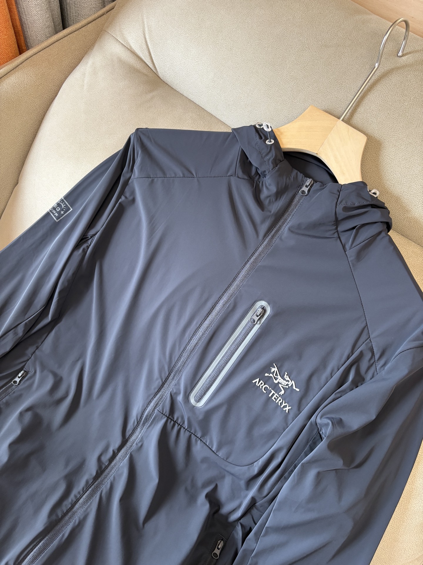 始祖鸟 官网同款防晒轻薄风壳防晒衣皮肤衣 炎热而多变的天气冒险活动时穿着。squamish连采用tyon