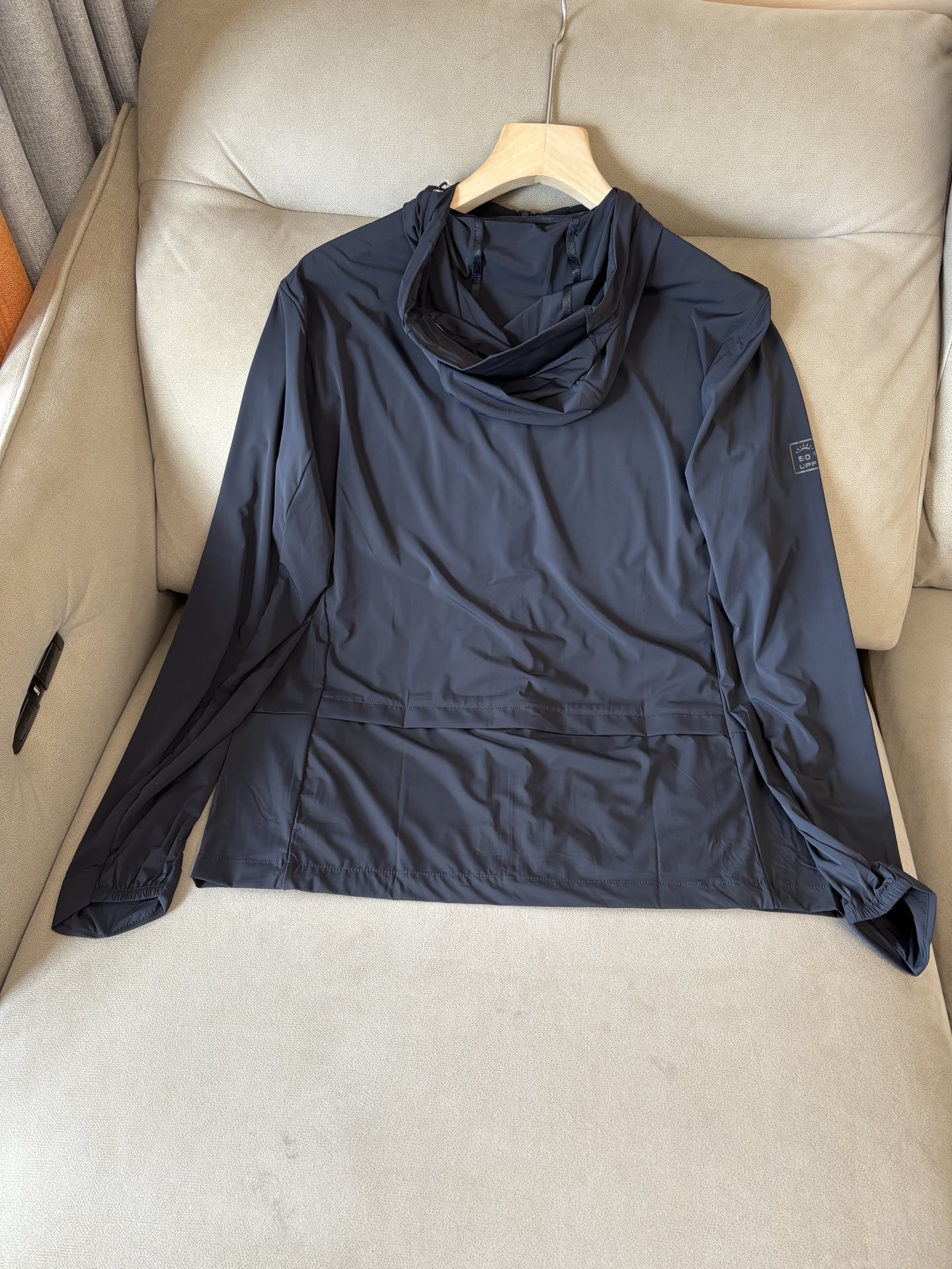 始祖鸟 官网同款防晒轻薄风壳防晒衣皮肤衣 炎热而多变的天气冒险活动时穿着。squamish连采用tyon