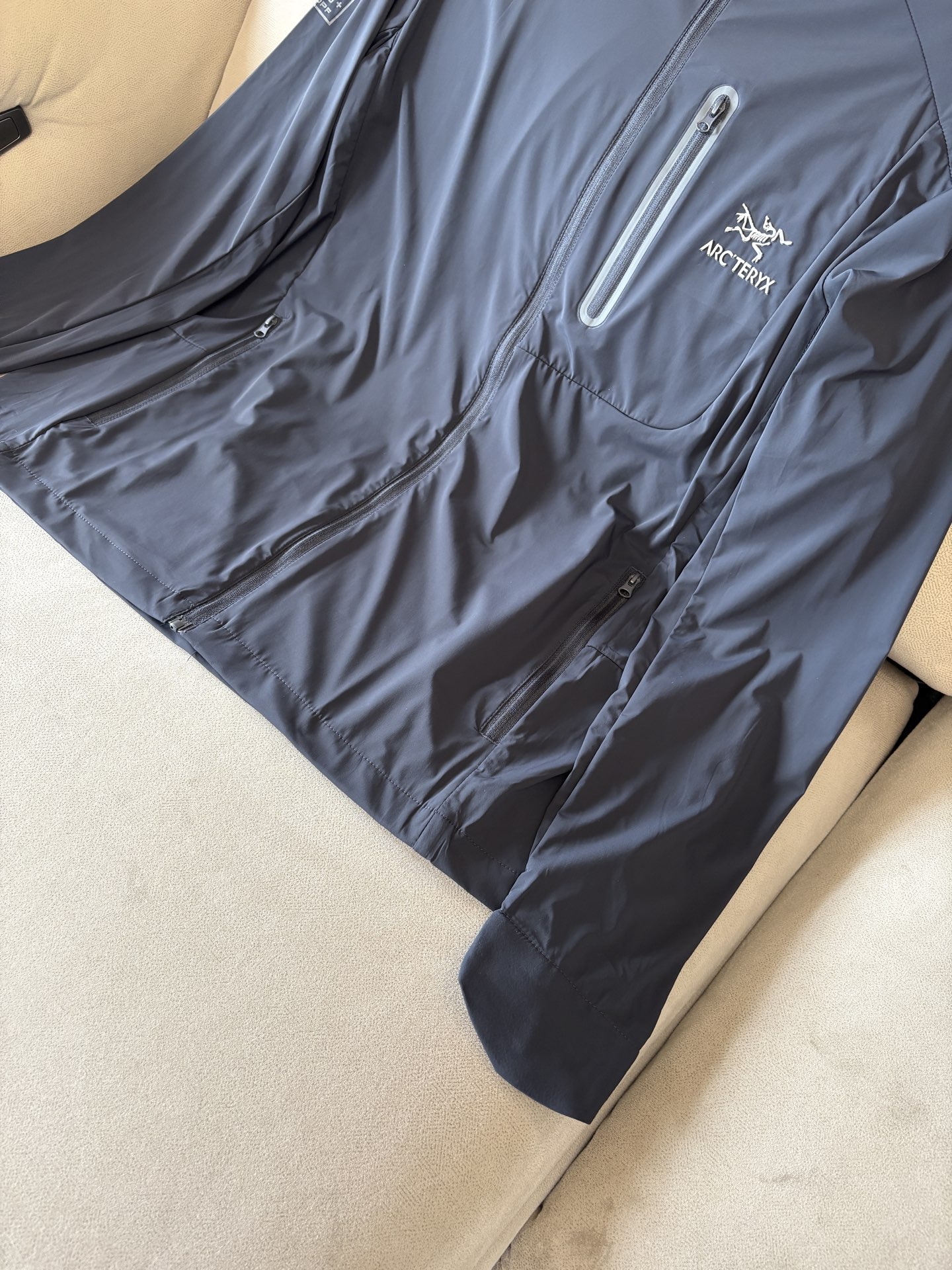 始祖鸟 官网同款防晒轻薄风壳防晒衣皮肤衣 炎热而多变的天气冒险活动时穿着。squamish连采用tyon