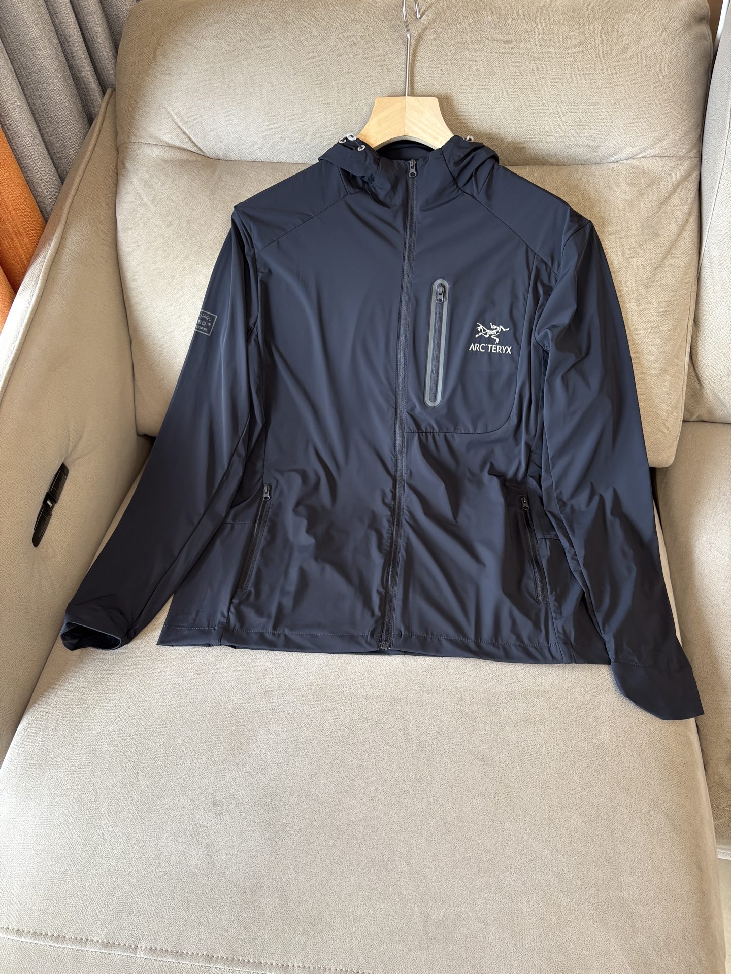 始祖鸟 官网同款防晒轻薄风壳防晒衣皮肤衣 炎热而多变的天气冒险活动时穿着。squamish连采用tyon