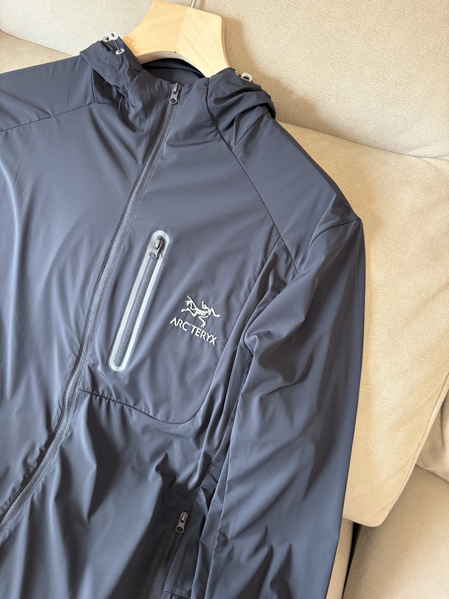 始祖鸟 官网同款防晒轻薄风壳防晒衣皮肤衣 炎热而多变的天气冒险活动时穿着。squamish连采用tyon