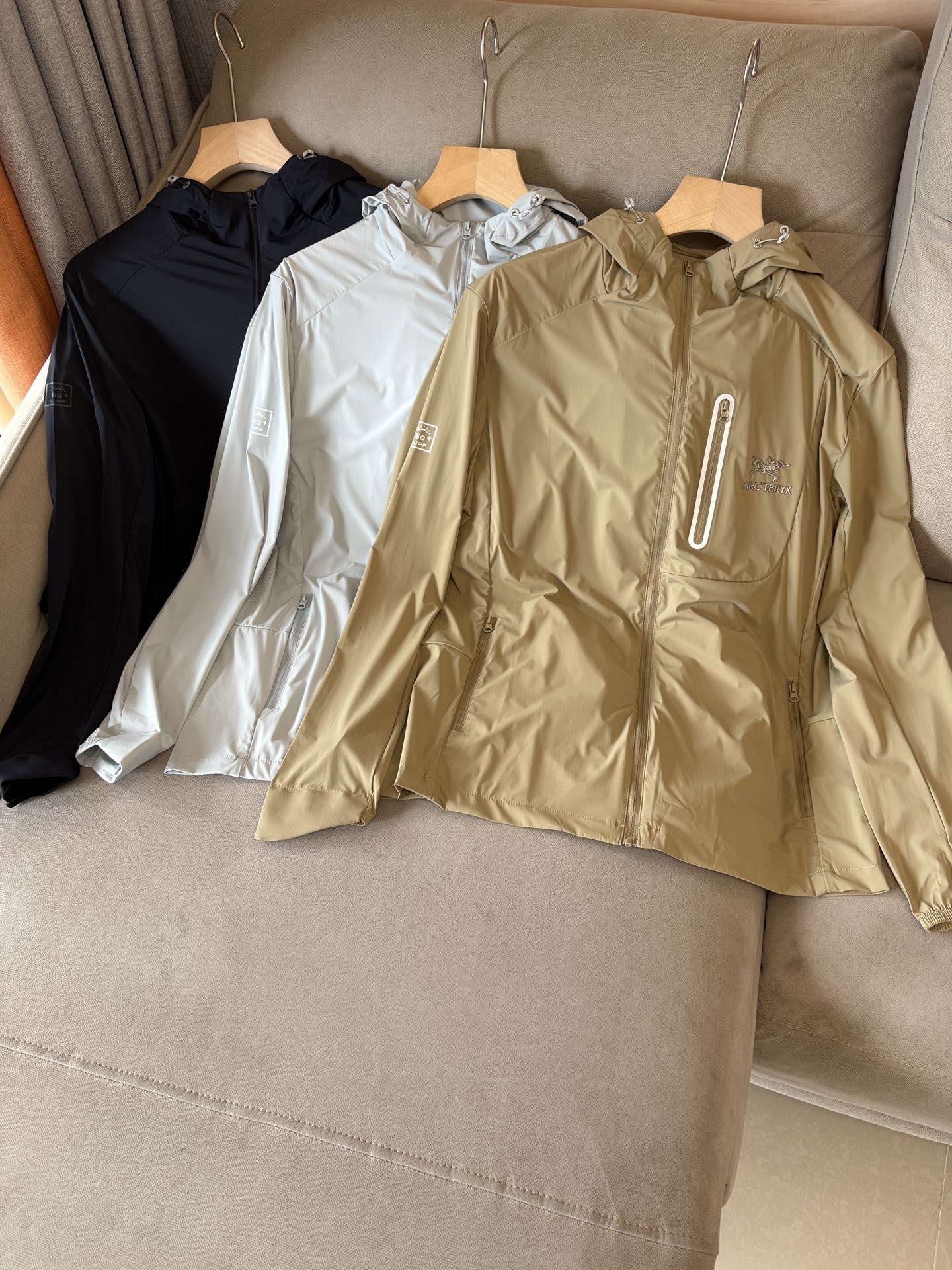 NO:481718,Archaeopteryx official website, the same sun protection and light wind shell sun protection clothing, worn during hot and changeable weather adventure activities. Squamish uses tyonotm 3.0 nylon highly windproof fabric. Although it is thin but very strong, it has an ultra-light minimalist structure model. Sun protection index 50+ certified model!  High-end quality is invincible!  Thin function small skin clothing sun protection clothing!  The same style of men and women can be matched with couple outfits!  L-4XL, arc'teryx,alexander wang19860909始祖鸟 官网同款防晒轻薄风壳防晒衣皮肤衣 炎热而多变的天气冒险活动时穿着.squamish连采用tyonotm 3.0 尼龙高度防风面料 虽轻薄但强度很大,具有超轻的极简结构款号 防晒指数50+认证款！高端品质无敌！ 机能薄型小皮肤衣防晒衣！ 男女同款可配情侣装！L-4XL,arc'teryx,alexander wang,Men's clothing