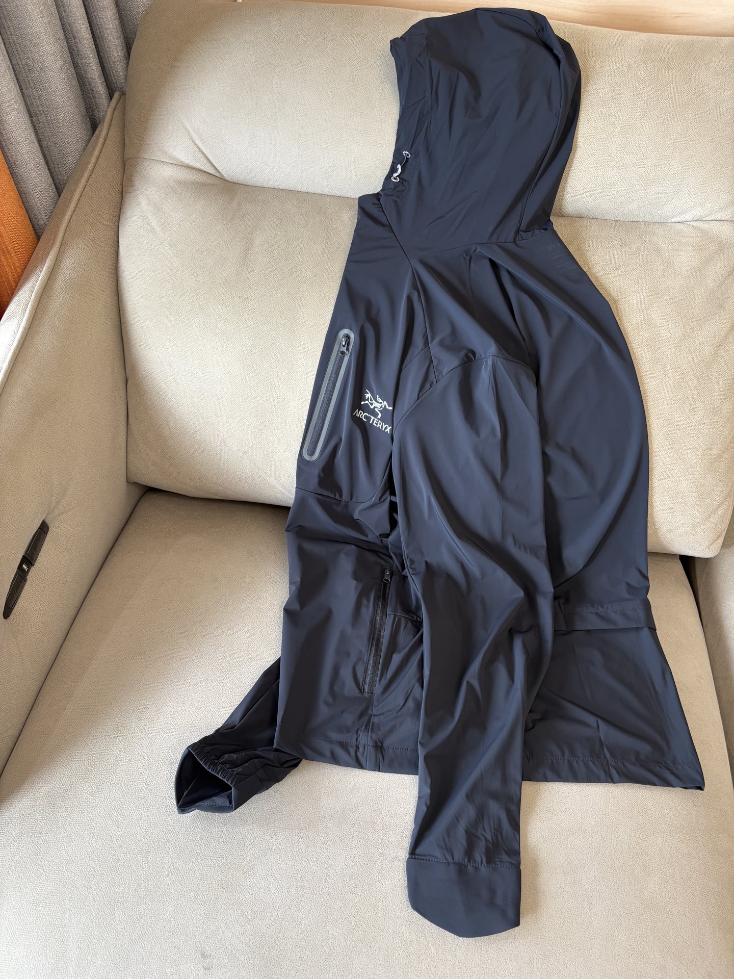 始祖鸟 官网同款防晒轻薄风壳防晒衣皮肤衣 炎热而多变的天气冒险活动时穿着。squamish连采用tyon