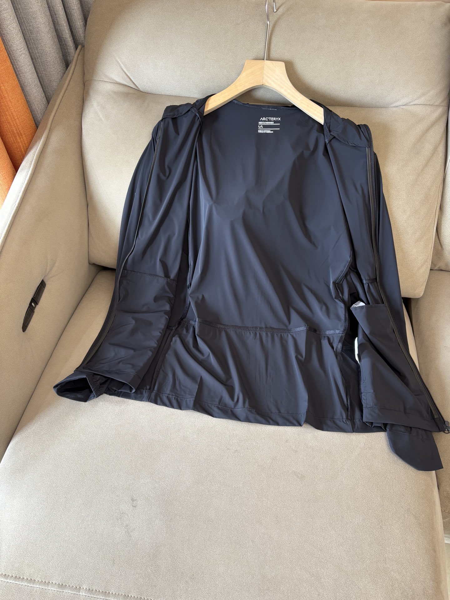 始祖鸟 官网同款防晒轻薄风壳防晒衣皮肤衣 炎热而多变的天气冒险活动时穿着。squamish连采用tyon