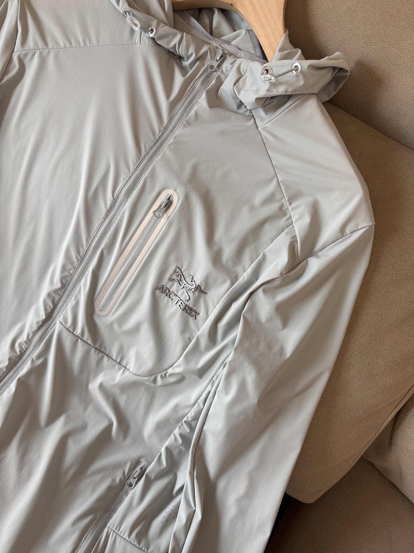 始祖鸟 官网同款防晒轻薄风壳防晒衣皮肤衣 炎热而多变的天气冒险活动时穿着。squamish连采用tyon