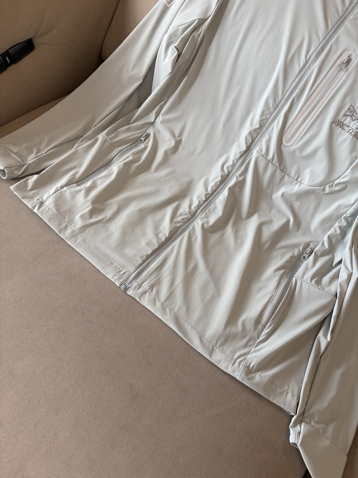 始祖鸟 官网同款防晒轻薄风壳防晒衣皮肤衣 炎热而多变的天气冒险活动时穿着。squamish连采用tyon