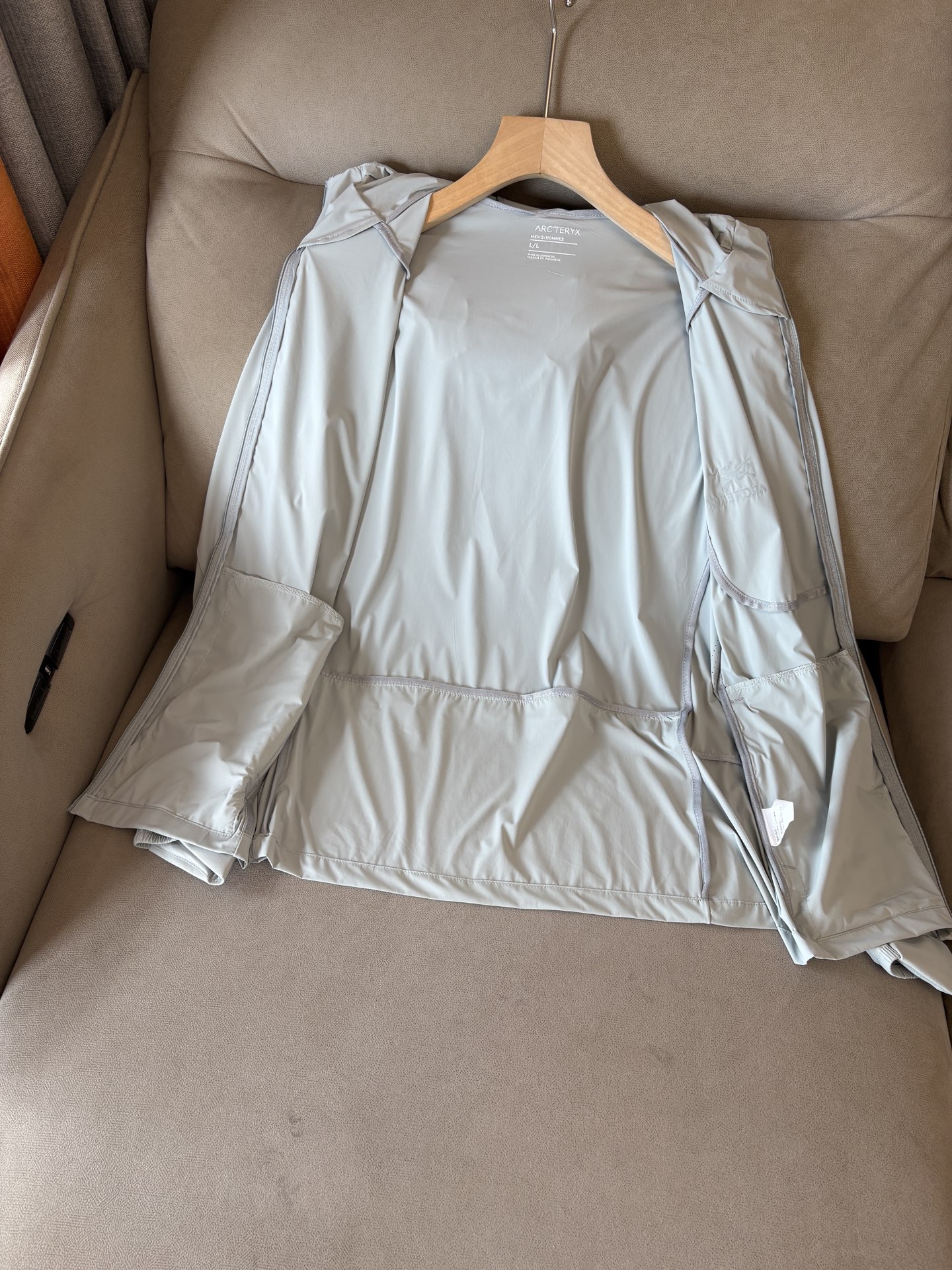 始祖鸟 官网同款防晒轻薄风壳防晒衣皮肤衣 炎热而多变的天气冒险活动时穿着。squamish连采用tyon