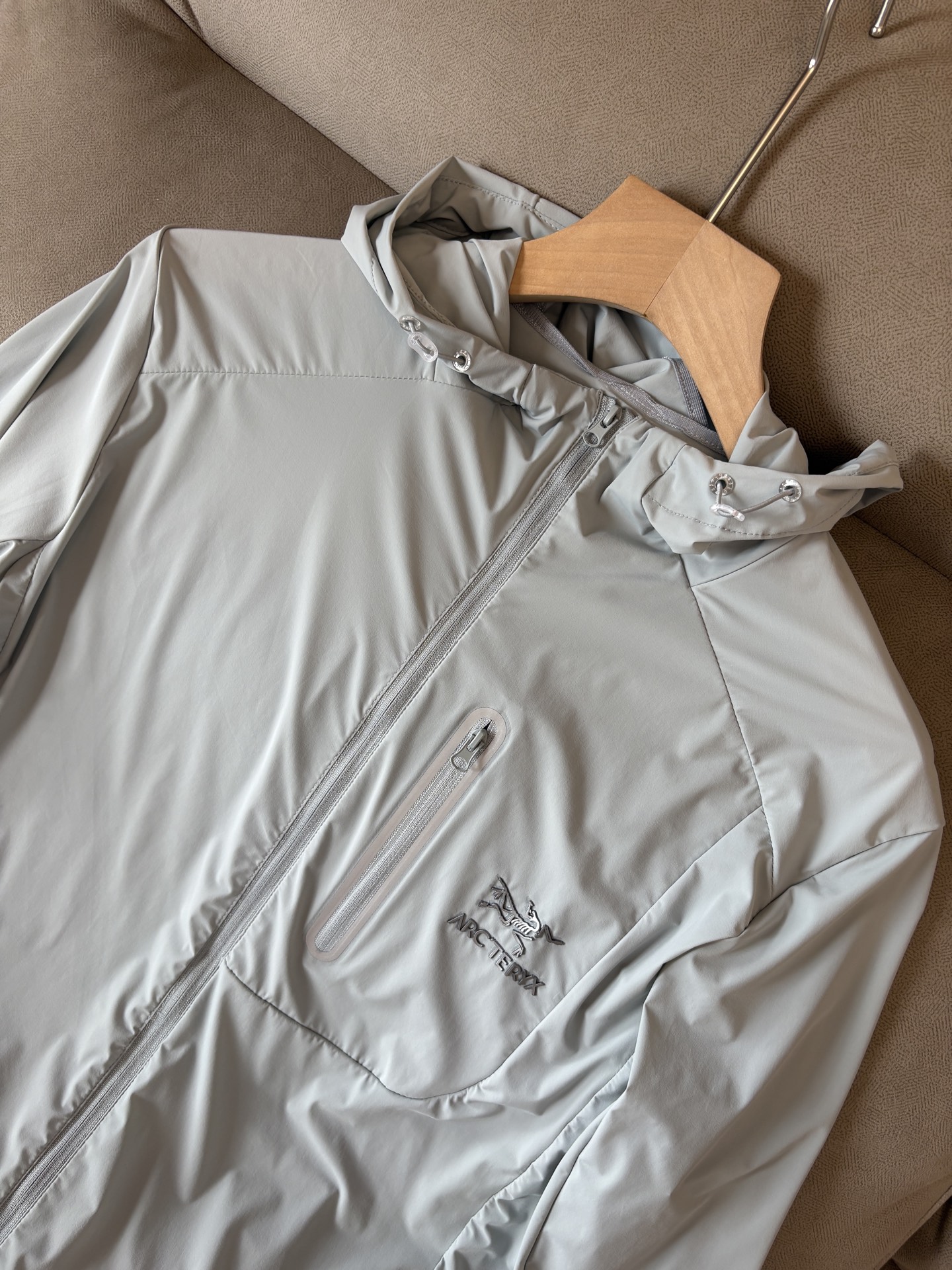 始祖鸟 官网同款防晒轻薄风壳防晒衣皮肤衣 炎热而多变的天气冒险活动时穿着。squamish连采用tyon