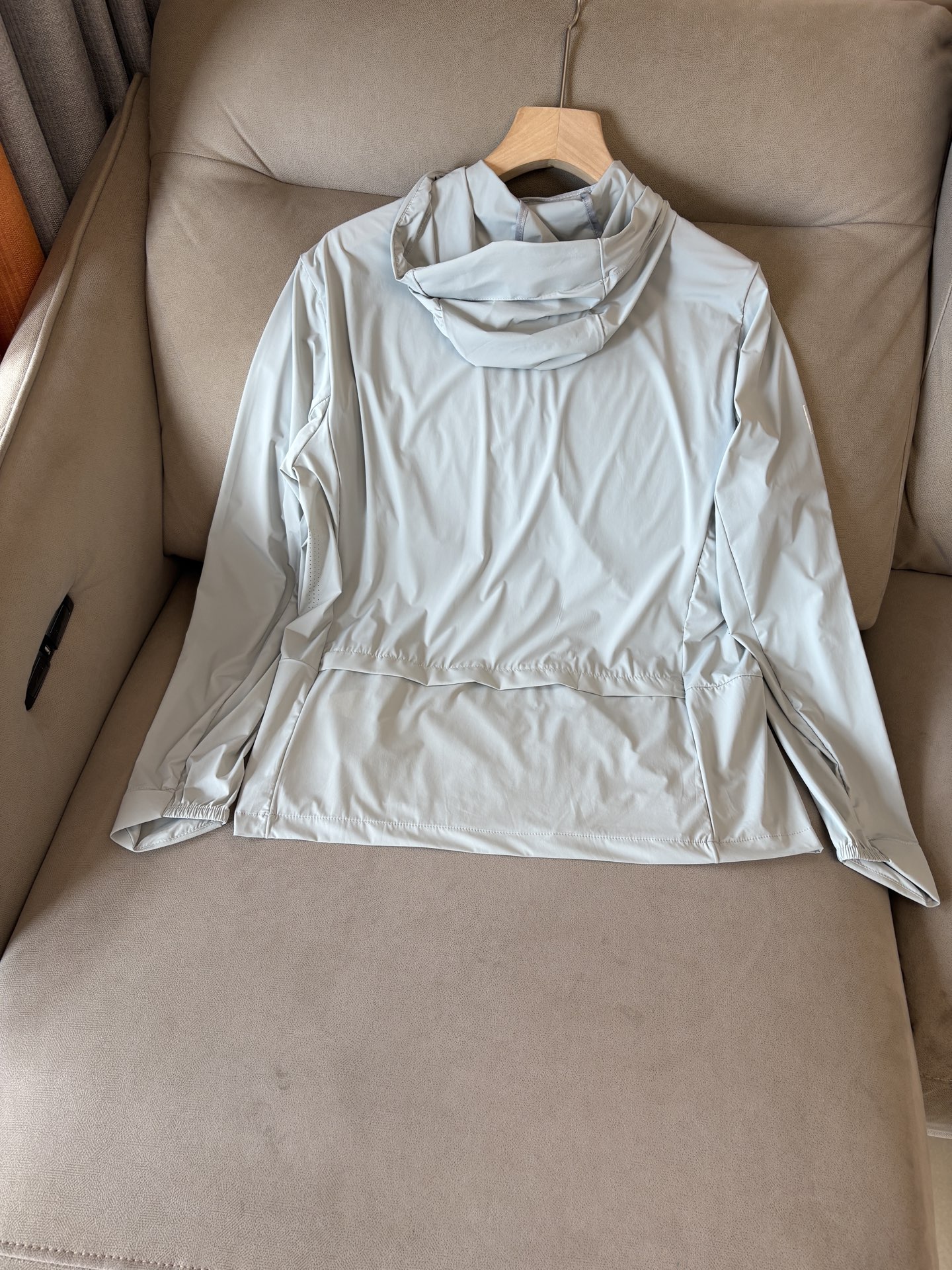 始祖鸟 官网同款防晒轻薄风壳防晒衣皮肤衣 炎热而多变的天气冒险活动时穿着。squamish连采用tyon