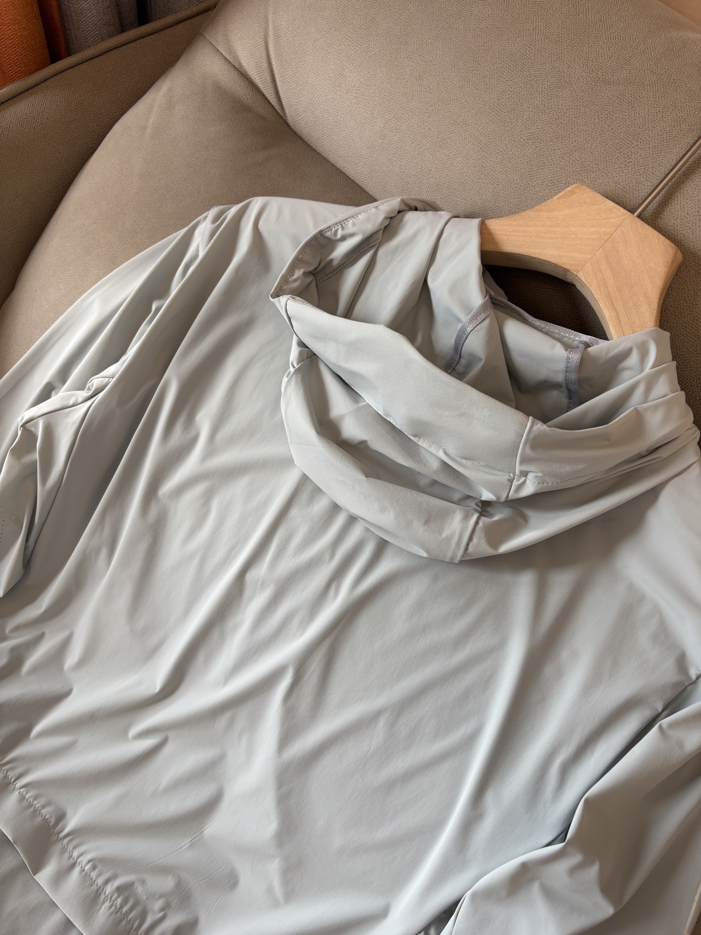 始祖鸟 官网同款防晒轻薄风壳防晒衣皮肤衣 炎热而多变的天气冒险活动时穿着。squamish连采用tyon