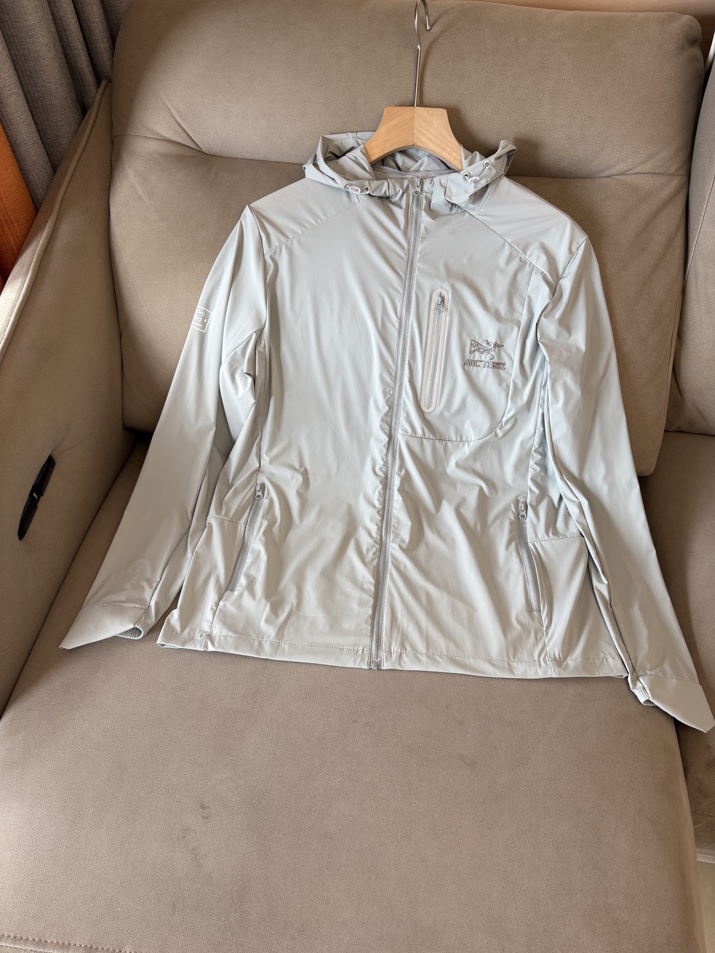 始祖鸟 官网同款防晒轻薄风壳防晒衣皮肤衣 炎热而多变的天气冒险活动时穿着。squamish连采用tyon