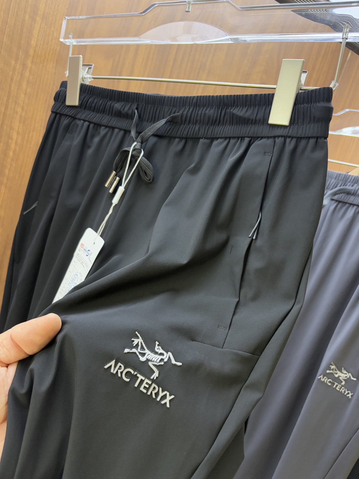 Arc'teryx Men's Classic Outdoor Cargo Pants - Authentic & Stylish 6 i1750069551911 8710 0 4
