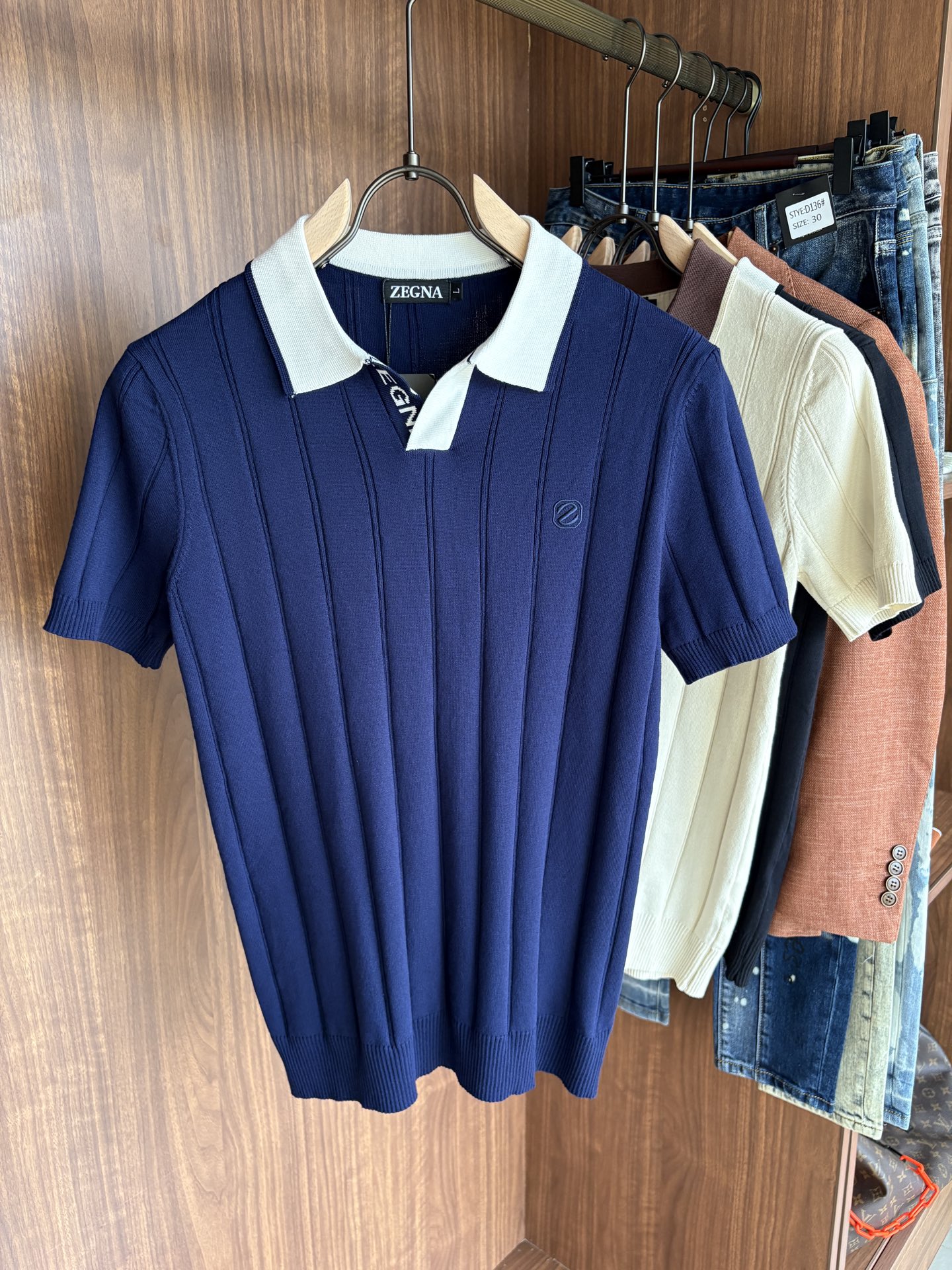 NO:478320,Time-consuming King' diamond jacquard design selects ultra-fine high-quality yarn lapel short-sleeved men's collection 'Time-consuming King' round neck and elegant craftsmanship, which is high-end when touching the skin. Craftsmanship and diamond hollow jacquard are carved in several months. The three-dimensional diamond jacquard has been woven between warp and weft. The architectural aesthetic texture is woven between light and shadow. The light and shadow penetrate, and the gestures show low-key luxury. Classic grid lapel short-sleeved design Simple lapel outlines neat lines, short-sleeved cut is suitable for multiple scenes - the layered suits during business meetings show elegance, casual wear reveals gentleman's taste, and the collection style never fades. The ultimate quality testimony of details Precision turning ensures that the seams are flat, the bone position is reinforced and durable without deformation; the neckline threads have been washed and tested, and they are still as crisp as new as they wear for a long time, and every detail is a testimony of 'time-consuming'. Number L-3XL001  020, T-shirt,business suit,alexander wang19860909耗时王”菱形提花设计甄选超细优质纱线翻领短袖男士典藏款「耗时王」圆领奢雅工艺,触肤即高阶. 匠心底蕴菱形镂空提花 耗时数月雕琢的立体菱形提花,经纬间织就建筑美学肌理,光影穿透时显隐交错,举手投足尽展低调奢华. 经典型格翻领短袖设计 简约翻领勾勒利落线条,短袖剪裁适配多场景——商务会晤时叠搭西装显儒雅,休闲时光单穿流露绅士品味,典藏款型永不褪色. 细节至臻品质见证 精密车工确保接缝平整,骨位加固耐穿不变形；领口螺纹经水洗测试,久穿仍挺括如新,每一处细节皆为「耗时」证言. 码数L-3XL001 020,,T-shirt,business suit,alexander wang,Men's clothing