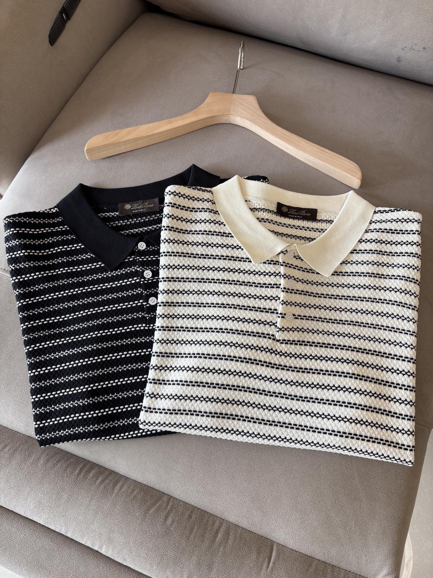 NO:463645,Time-consuming King' diamond jacquard design selects ultra-fine high-quality yarn lapel short-sleeved men's collection 'Time-consuming King' round neck and elegant craftsmanship, which is high-end when touching the skin. Craftsmanship and diamond hollow jacquard, three-dimensional diamond jacquard that takes several months to carve, woven architectural aesthetic texture between warp and weft, and the light and shadow penetrate, showing low-key luxury when light and shadow penetrate, and every move shows low-key luxury. Classic grid lapel short-sleeved design Simple lapel outlines neat lines, short-sleeved cut adapts to multiple scenes - layered suits during business meetings show elegance, casual wear reveals gentleman's taste, and the collection style never fades. The ultimate quality testimony of details Precision turning ensures that the seams are flat, the bone position is reinforced and durable without deformation; the neckline threads have been washed and tested, and they are still as crisp as new as they wear for a long time, and every detail is a testimony of 'time-consuming'. Code M-3XL001  020, T-shirt,business suit,alexander wang19860909耗时王”菱形提花设计甄选超细优质纱线翻领短袖男士典藏款「耗时王」圆领奢雅工艺,触肤即高阶. 匠心底蕴菱形镂空提花 耗时数月雕琢的立体菱形提花,经纬间织就建筑美学肌理,光影穿透时显隐交错,举手投足尽展低调奢华. 经典型格翻领短袖设计 简约翻领勾勒利落线条,短袖剪裁适配多场景——商务会晤时叠搭西装显儒雅,休闲时光单穿流露绅士品味,典藏款型永不褪色. 细节至臻品质见证 精密车工确保接缝平整,骨位加固耐穿不变形；领口螺纹经水洗测试,久穿仍挺括如新,每一处细节皆为「耗时」证言. 码数M-3XL001 020,,T-shirt,business suit,alexander wang,Men's clothing