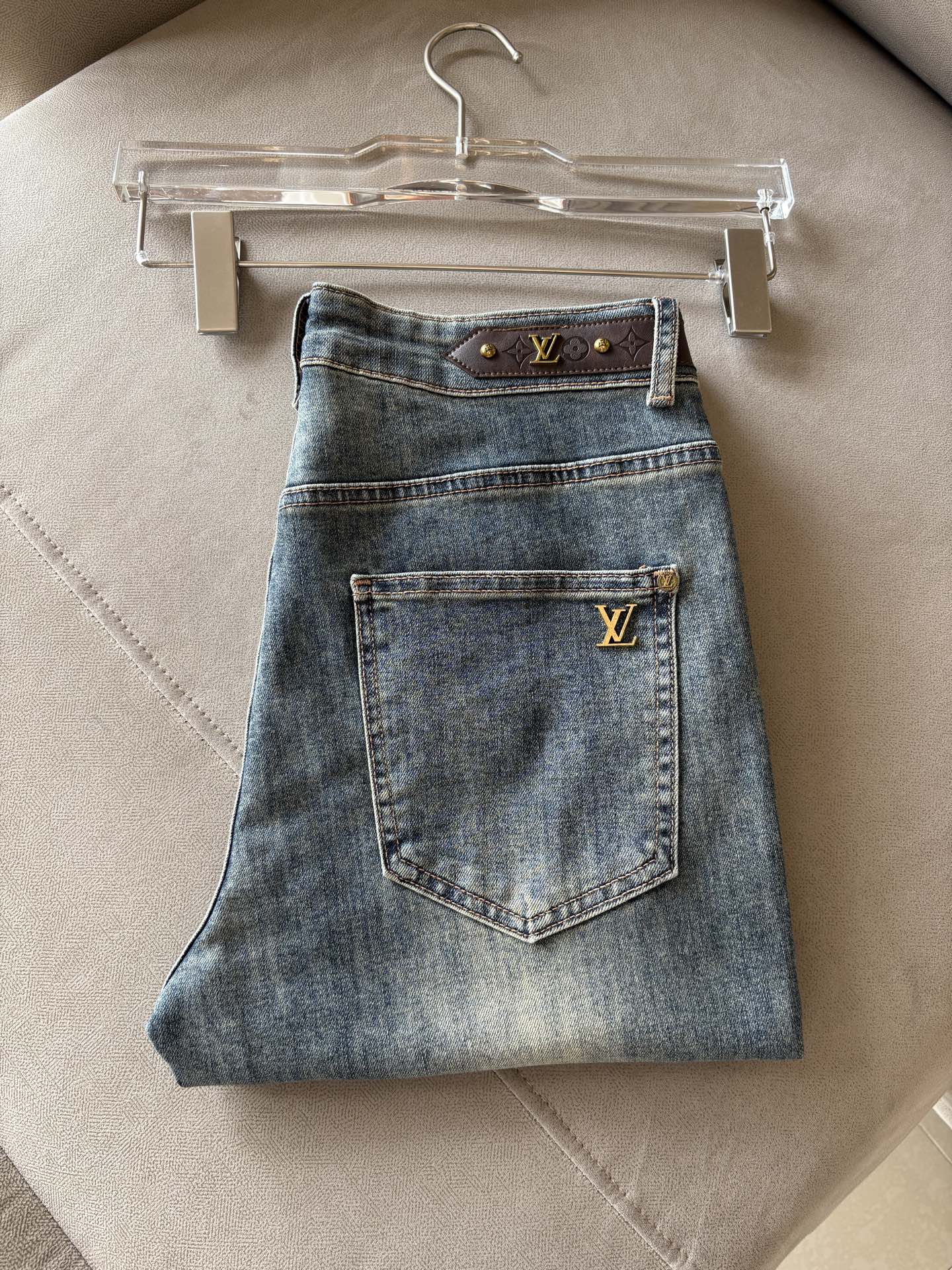 NO:420478,A super stylish jeans, customized original washing denim fabric, unique design, top-grade embroidery craft letter pattern logo, original hardware and auxiliary decoration, an extremely superior jeans, the materials and craftsmanship are extremely luxurious and exquisite, the grade is extremely high, the upper body is handsome and stylish, recommended, 005 yards 29-38 without 35; 37, jeans, alexander wang19860909超级有范儿的一款牛仔裤,定制原版水洗牛仔面料,独特设计,顶级刺绣工艺字母图案logo,原版五金辅料装饰,极为翘楚的一款牛仔裤,用料与工艺都极致奢华精湛,档次极高,上身帅气有型,推荐,005码数29-38没35；37,,jeans,alexander wang,Men's clothing