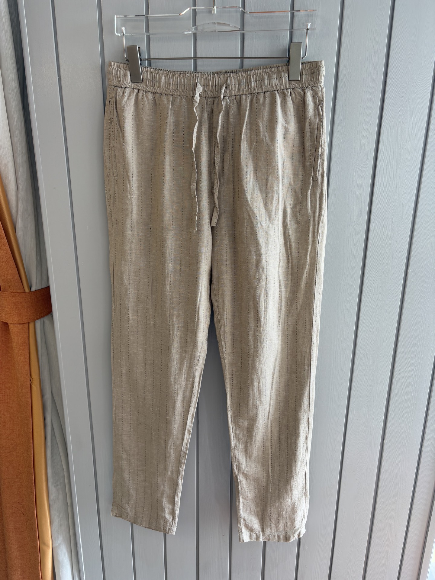 NO:425627,L, spring and summer embroidery logo 55 hemp 45% cotton fashion casual pants Pants Uncontrollable creation dynamic and attractive, perfect dress makes fashionable business casual easy to break. Natural fine fiber rain dew thread + silk fiber blended material, made of golden ratio combed textile, very light and soft texture, with moisture absorption and heat dissipation and breathability, cool and wide. Neat threading sewing, elastic drawstring waist + embroidery logo decoration opens a new perspective of modern and fashionable seasoning luxury. M-3XL;006, gold, alexander wang19860909L、春夏刺绣标识55麻45 ％棉时尚休闲裤 裤子 无节制的创造动感兼具吸引力,完美着装让时尚商务休闲轻而易举的攻破. 天然细纤维雨露麻料＋丝质纤维混纺材质,黄金比例精梳纺织而成,质地非常轻盈轻薄柔软,具有吸湿散热与透气的效果,凉爽挺阔. 工整的走线缝制,弹力抽绳腰间＋刺绣标识装饰开启现代时尚的调味剂奢华的新视角. M-3XL;006,,gold,alexander wang,Men's clothing