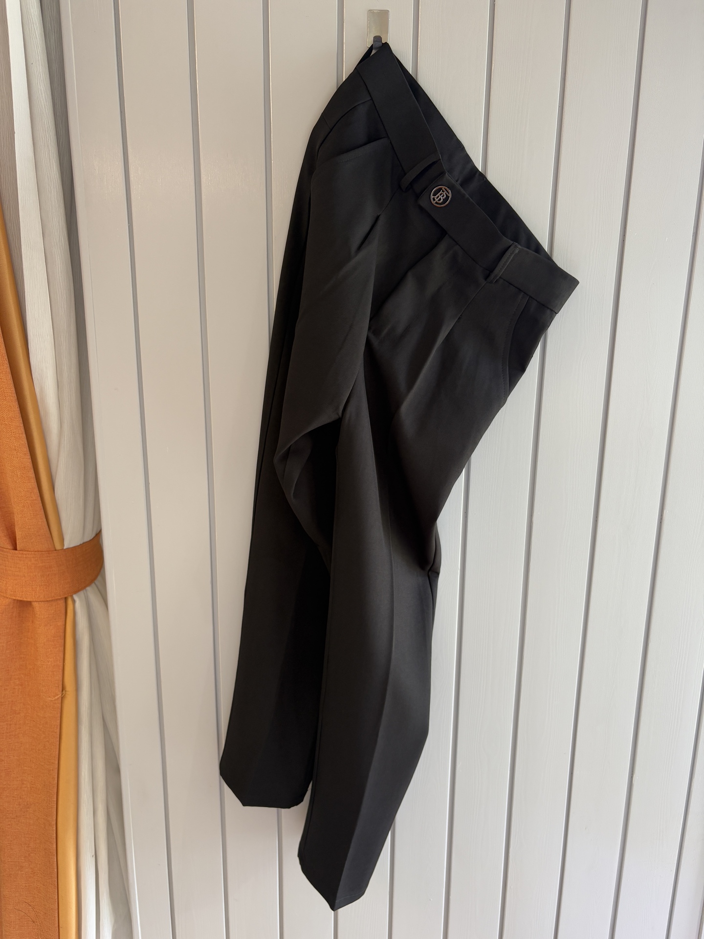 NO:425618,Fabric is old and rich in flavor, double pleated design, Neapolitan adjustable trousers, waist trousers] Tired of the same trousers?  This Italian trousers containing wool tinsel acetate fabric is definitely your new favorite. Luxury products are created and selected for luxury style. Let you be elegant in all seasons; acetate fiber has a natural drape, and it is elegant and comfortable when walking, and it is soft and shiny, showing low-key luxury; tinsel brings dryness and breathability, farewell to the stuffy and sticky. This fabric is not only skin-friendly, but also wrinkle-resistant and wear-resistant. It is worry-free and labor-saving for daily wear, and can last forever even if worn frequently. Looking at the design, the double-pleat design is the finishing touch. It not only adds the layering of the pants, but also cleverly expands the capacity of the pants, allowing you to move freely without any sense of restraint. Whether it is daily commuting, business negotiation, or leisurely weekends, it can be perfectly adapted.  The adjustable waist of Naples is unique. The unique Paris buckle design allows you to no longer worry about the constraints of the belt. You can find the most comfortable wearing state with a gentleman's face. You can easily raise your waistline and visually become long legs, and your elegant temperament is instantly full. The style full of old money is a tribute to classic gentleman's outfits. Simplicity contains the persistent pursuit of quality and details. When you wear it, you don't need to be ostentatious. Every move is full of high-end feeling, demonstrating the mature taste that has been settled over the years. When others are still tangled between the comfort and fashion of trousers, you have already put on it, confidently welcome every occasion in your life, and easily become the focus of the crowd. 29-36,,alexander wang19860909面料老钱味十足双褶设计那不勒斯可调节裤腰西裤】厌倦了千篇一律的西裤？这款含羊毛醋酸天丝面料的意式西裤,绝对是你的新宠.奢品缔造,甄选意奢风范. 让你在四季也能风度翩翩；醋酸纤维自带天然垂坠感,走起路来潇洒自在,而且光泽柔和,尽显低调奢华；天丝则带来了干爽透气,告别闷热黏腻.这种面料不仅亲肤,还抗皱耐磨,日常穿着省心省力,即便频繁穿着也能长久如新. 再看设计,双褶设计堪称点睛之笔.它既增添了裤子的层次感,又巧妙地扩充了裤身容量,让你活动自如,丝毫没有束缚感,不管是日常通勤、商务洽谈,还是悠闲的周末时光,都能完美适配. 那不勒斯可调节裤腰更是别具一格.独特的巴黎扣设计,让你无需再为腰带的束缚而烦恼,轻轻一调,就能找到最舒适的穿着状态,还能轻松拉高腰线,视觉上秒变大长腿,优雅气质瞬间拉满. 老钱味十足的风格,是对经典绅士着装的致敬,简约中蕴含着对品质与细节的执着追求,穿上它,无需张扬,举手投足间尽是高级感,彰显出历经岁月沉淀的成熟品味. 当别人还在西裤的舒适与时尚间纠结时,你已经穿上它,自信迎接生活中的每一个场合,轻松成为人群焦点.29-36,,alexander wang,Men's clothing