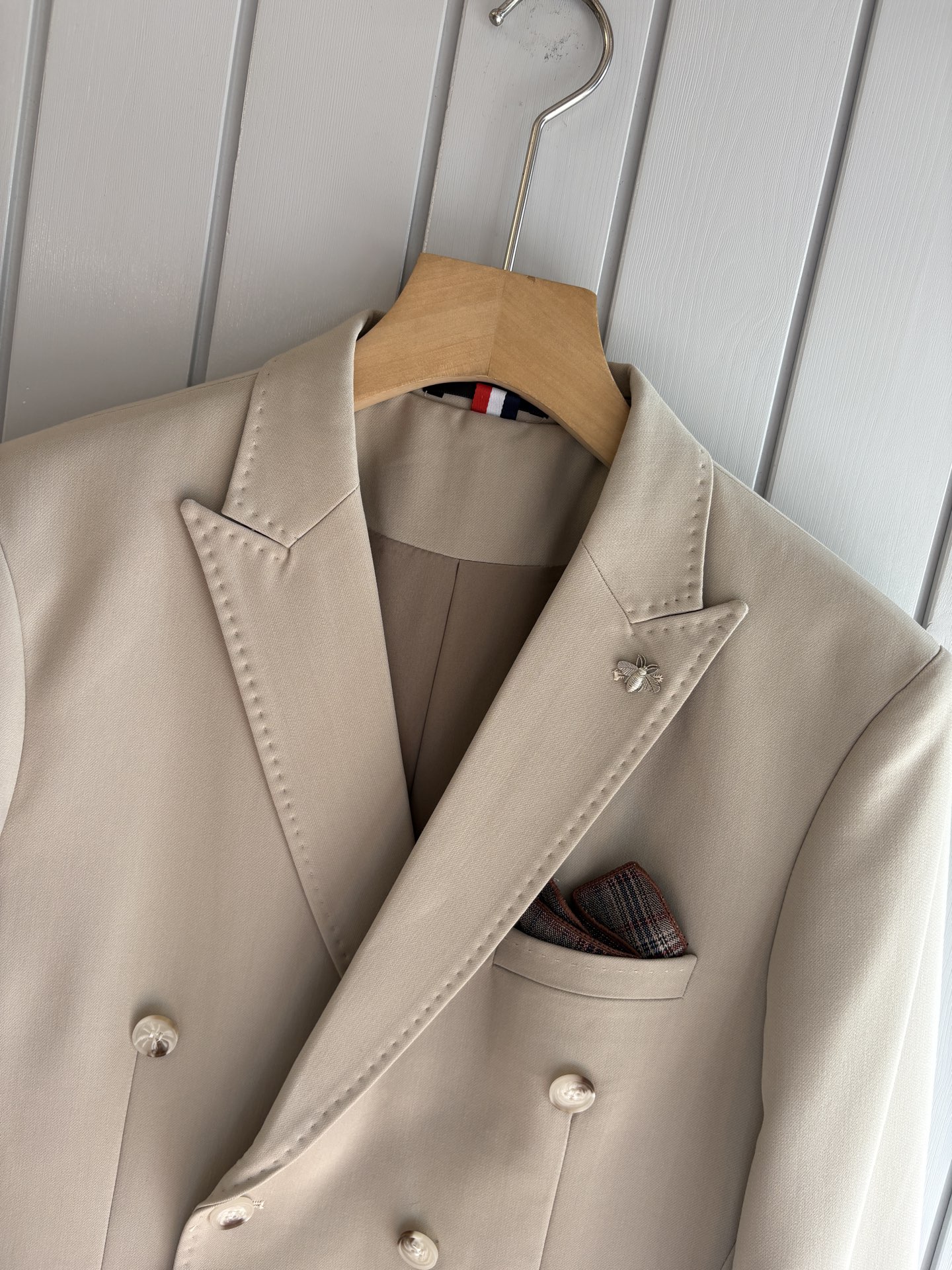 Hand-Sewn Summer Suits: Craftsmanship and Elegance for Gentlemen - 图片 3